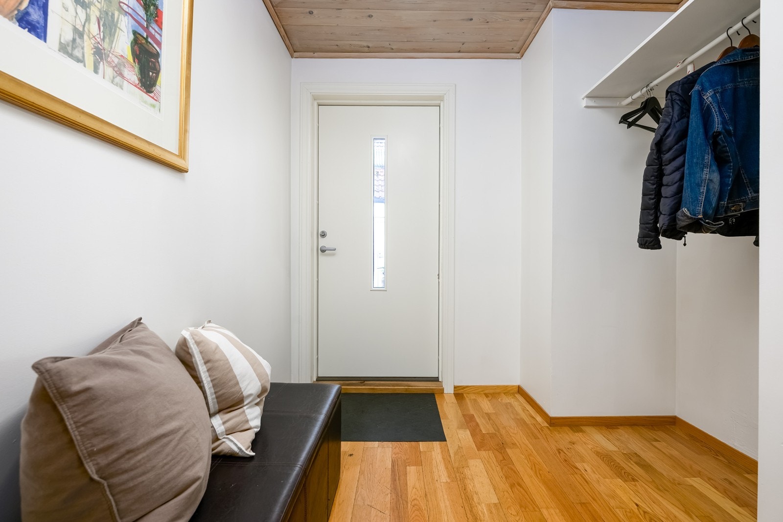 Romslig entré Galleribilde