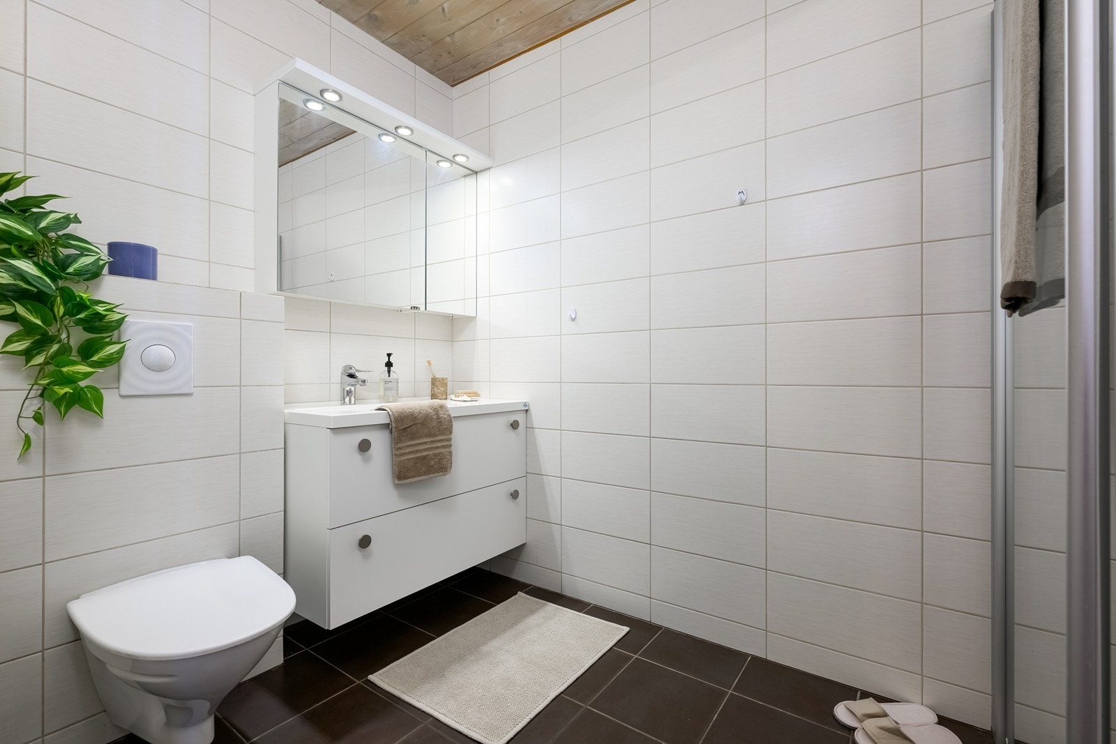 Badet ble renovert i 2014 og har flislagte gulv, flislagte vegger og trepanel i himling Galleribilde