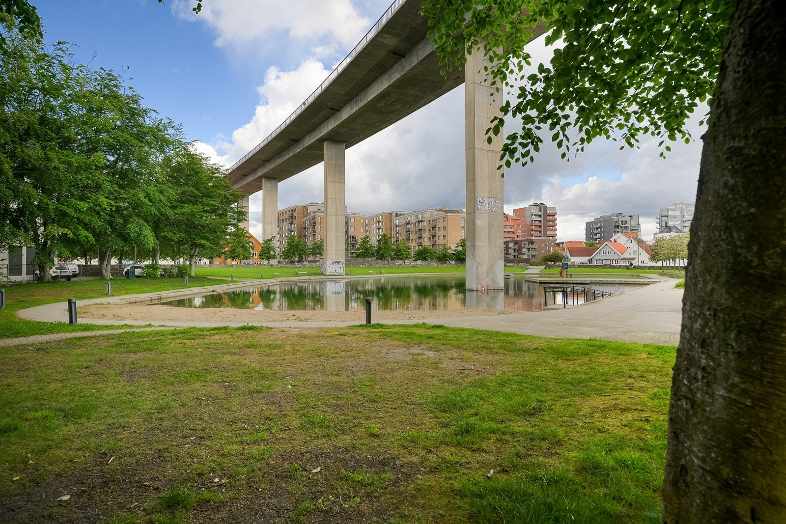 Like utenfor døren finner du Badedammen med flotte bade-, sol- og grillmuligheter, samt populære møteplasser som badstue, volleyballbane og utendørs treningspark. Galleribilde