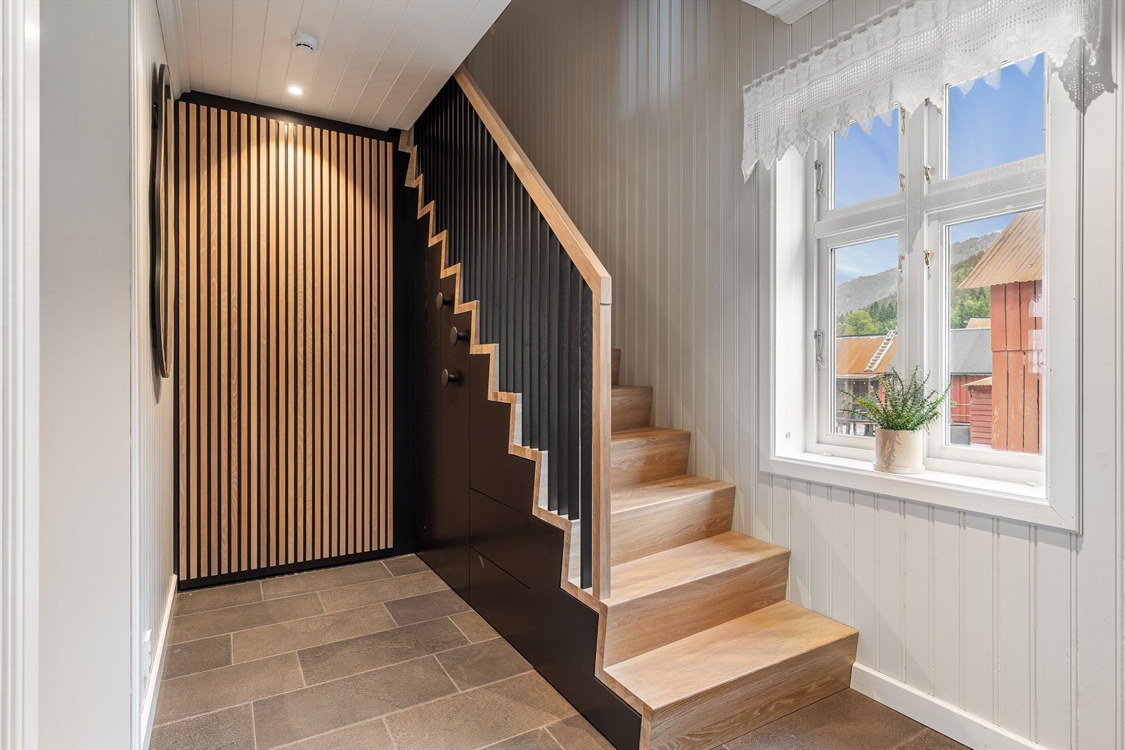 Trapp og garderobe med spiler - fra Sognatre as Galleribilde