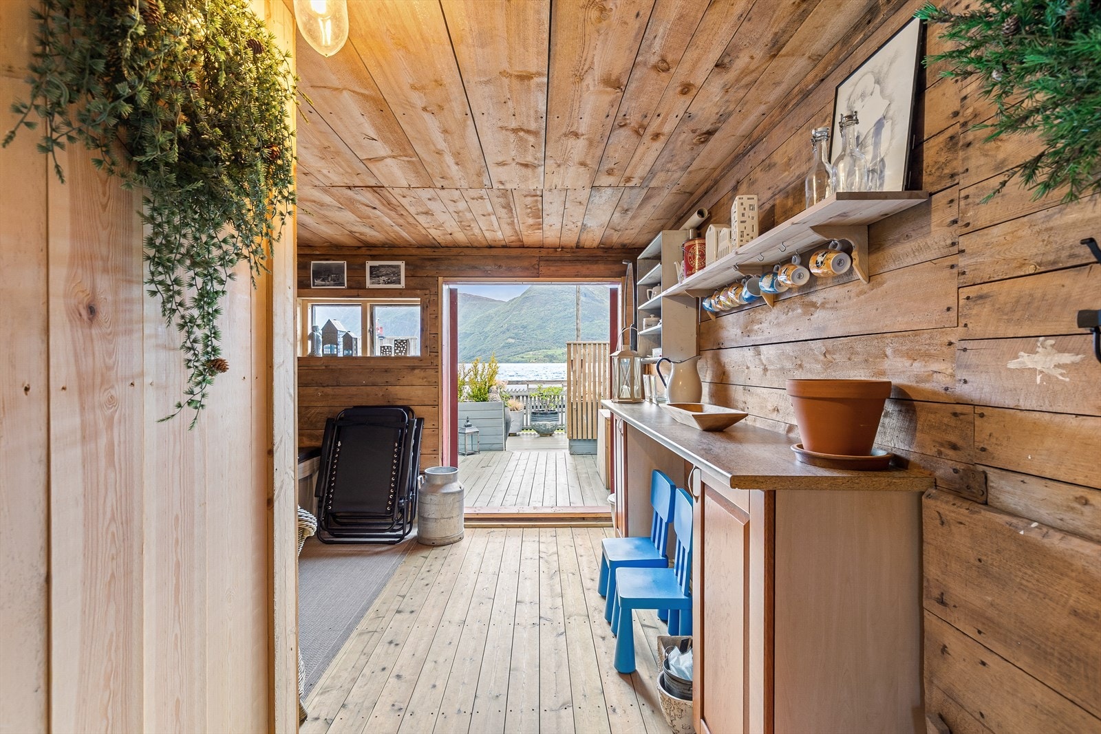 Uthus - med utgang ut til enno ein terrasse Galleribilde