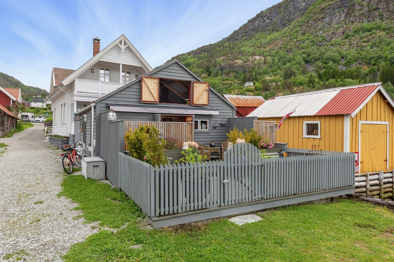 Eigedomen sett fra sjøen Galleribilde