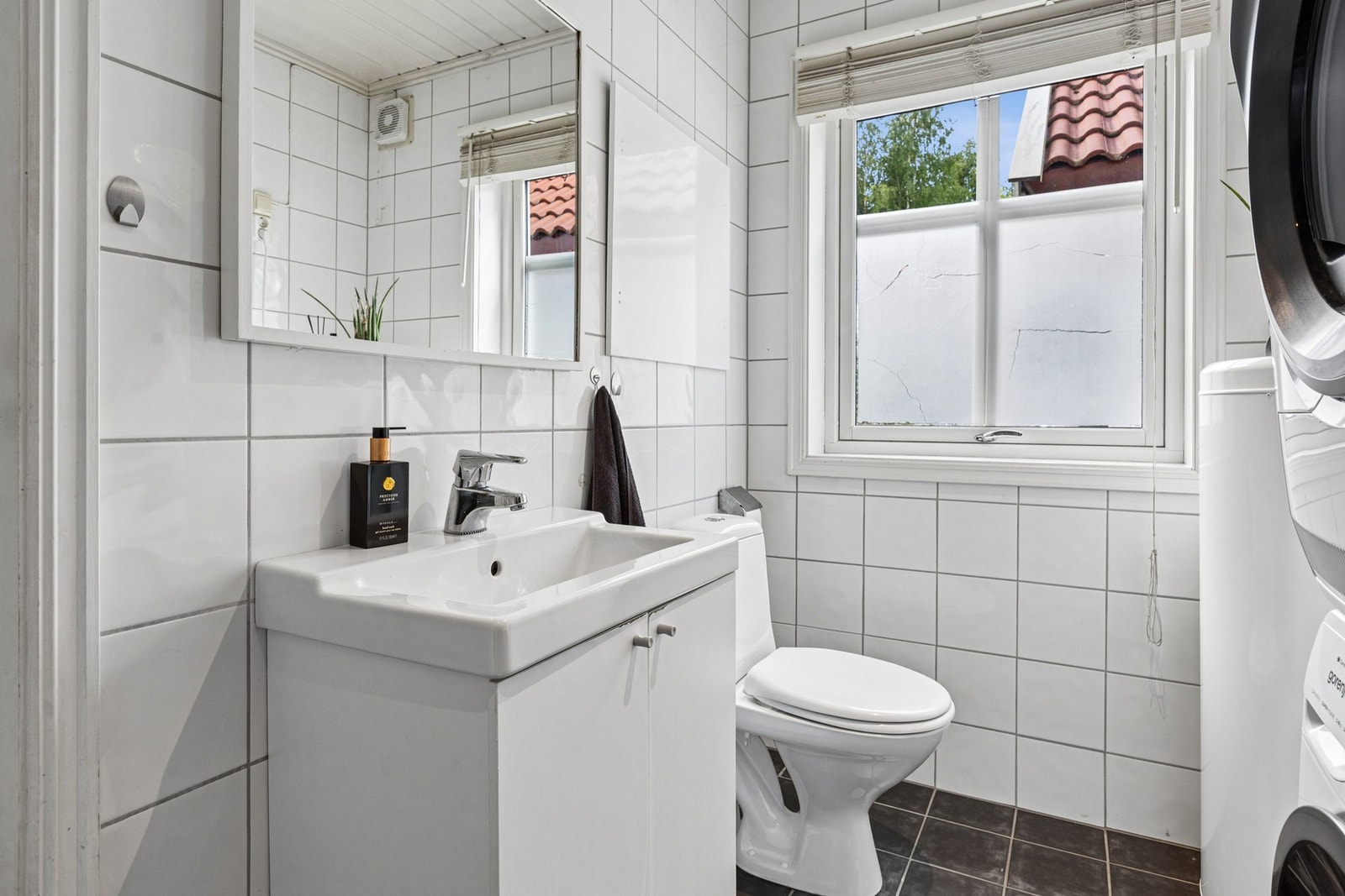 Badet i hovedetasjen har flislagte vegger og gulv med varmekabler, samt malt panel i himling. Galleribilde