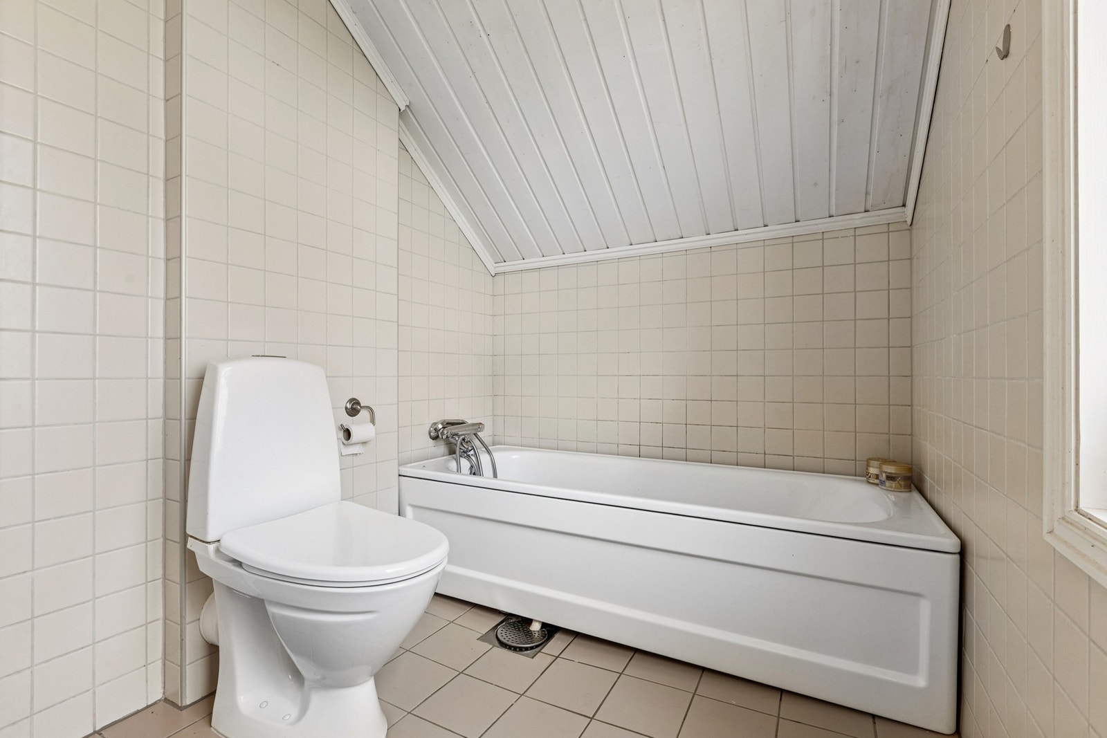Badet gir en praktisk ekstra våtromsløsning for familien. Galleribilde
