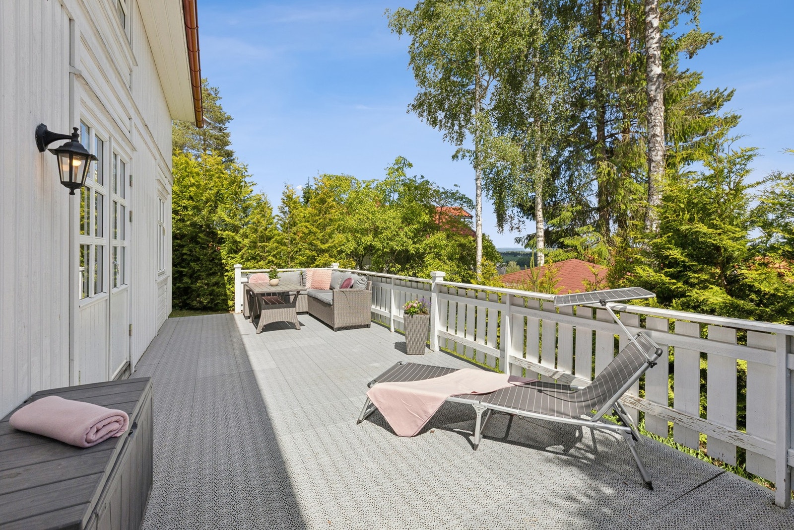 Her er det god plass til utemøbler, grill og sosiale sammenkomster, og terrassen fungerer som en naturlig utvidelse av oppholdsrommet i sommerhalvåret. Galleribilde