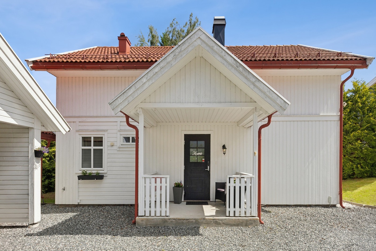 Ved entréen er det også en støpt såle på ca. 5 kvm som gir en praktisk uteplass ved inngangspartiet. Galleribilde