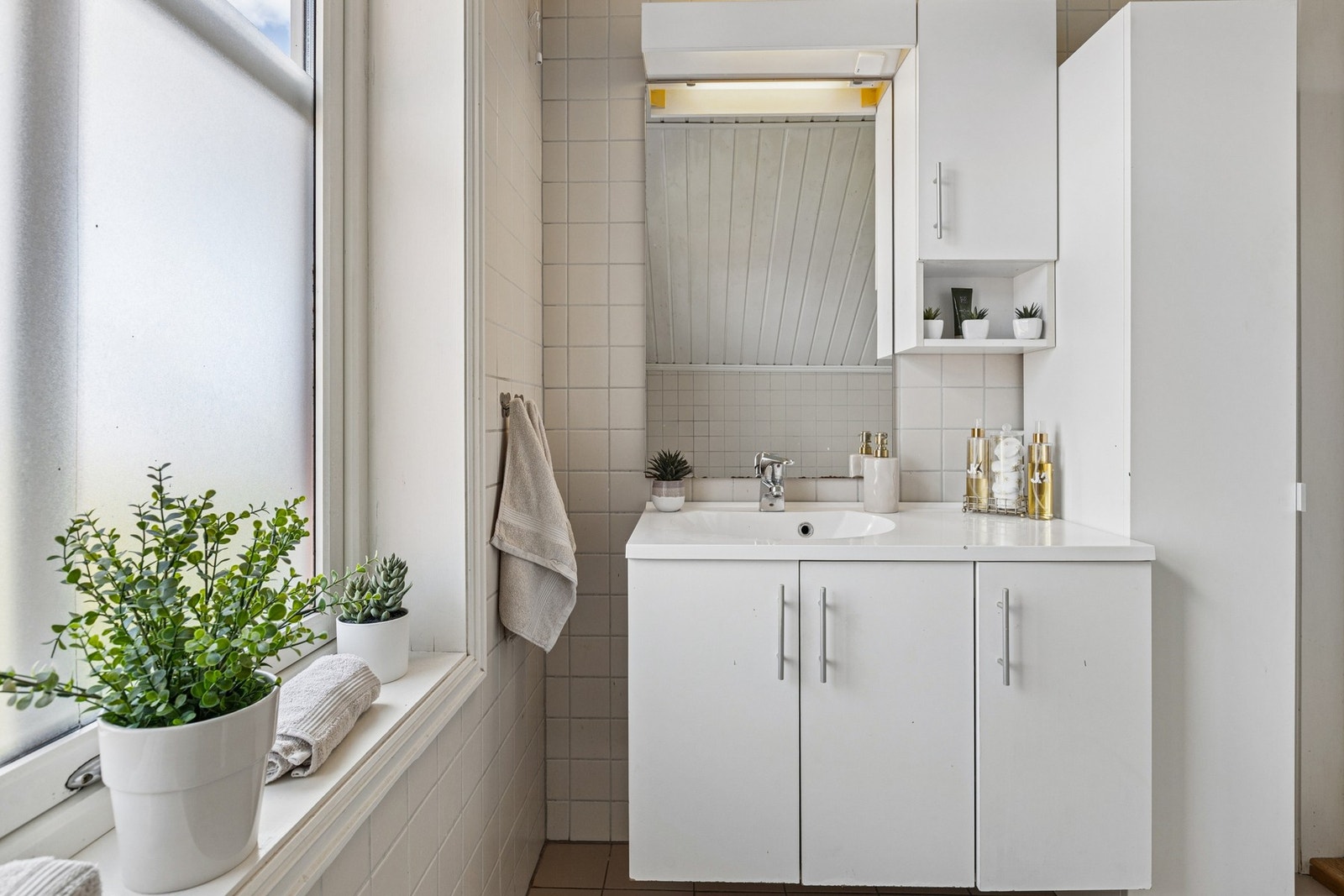 Boligen har også et bad i øvre plan/andre etasje med flislagte vegger og gulv med varmekabler, samt innredning med badekar, toalett og servant. Galleribilde