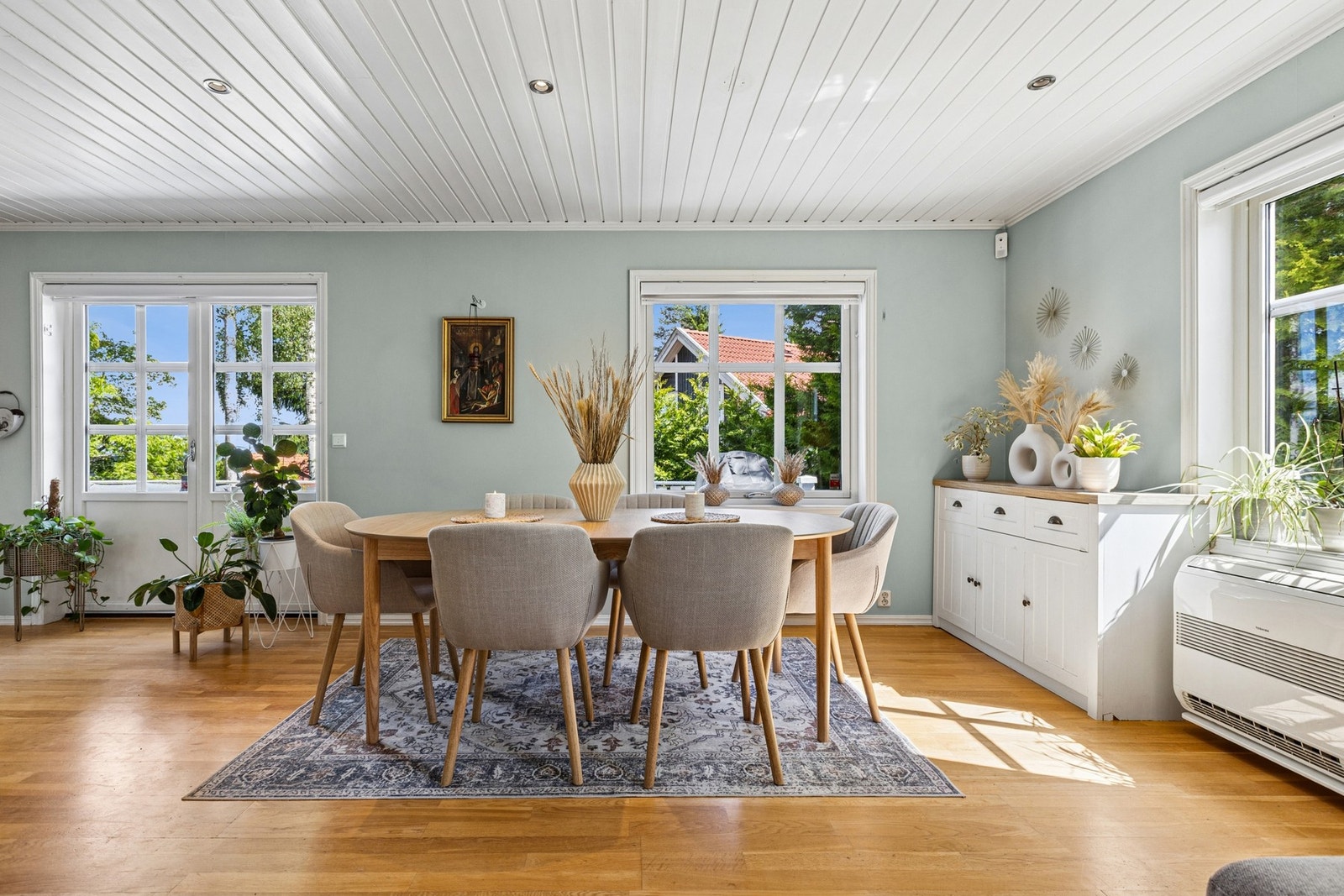 Stuen fremstår som lys og innbydende med god plass til både sofagruppe og spiseavdeling. Galleribilde