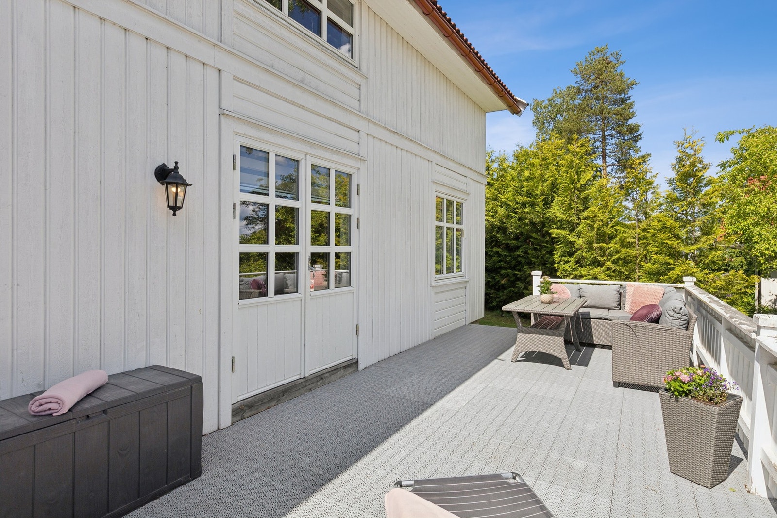 Fra stuen er det utgang til en romslig terrasse på ca. 27 kvm. Galleribilde