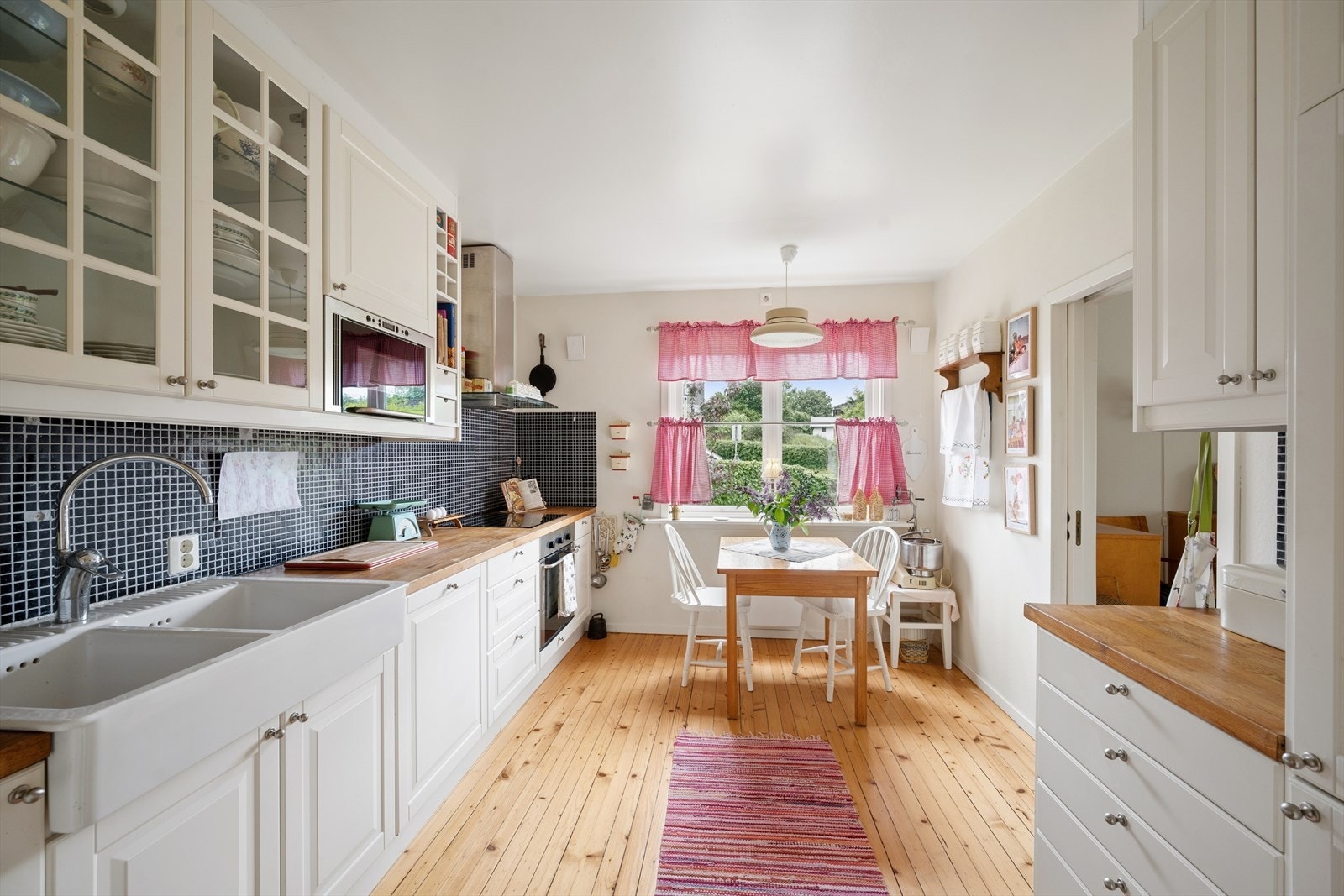 Kjøkkenet ble oppgradert i 2006 og har innredning med profilerte fronter og benkeplate i heltre. Galleribilde
