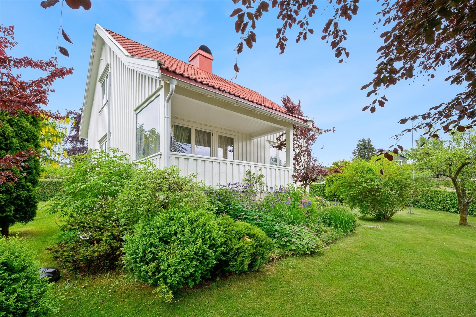 Fasaden har stående bordkledning, og vinduene er byttet til 2-lags glass i 2005. Galleribilde