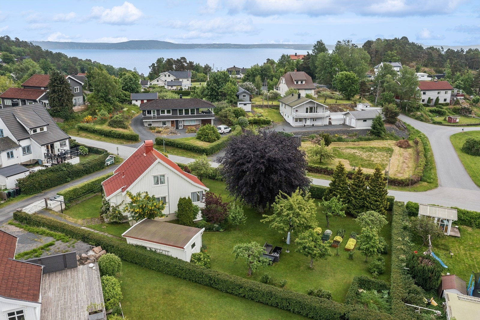 Fra eiendommen er det kort vei til sjøen og Tofte sentrum. Nærmeste bussholdeplass er Toftejordet, kun 3 minutter unna. Galleribilde