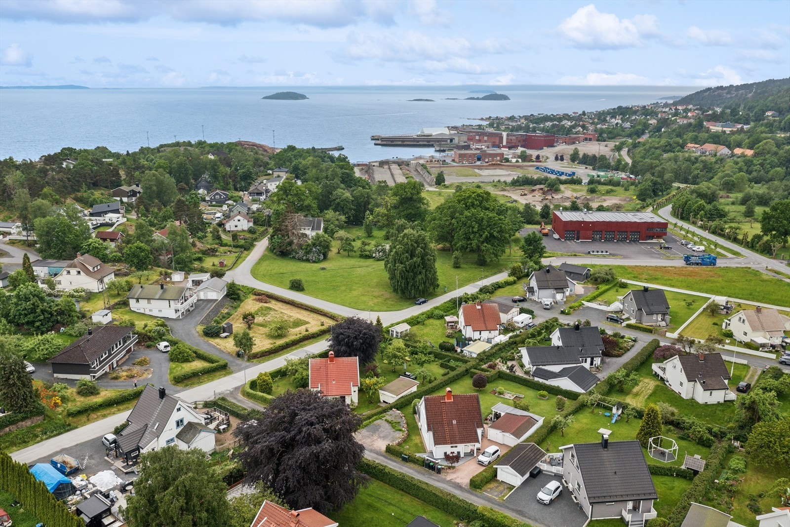 Området byr på nærhet til både sjøen og servicetilbud som Kiwi og Coop Extra Tofte. Galleribilde