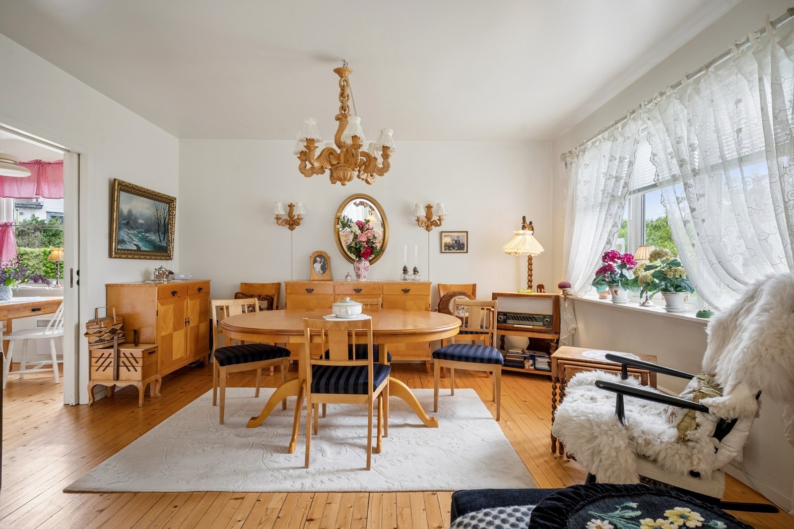 Spisestuen har god plass til et stort spisebord for sammenkomster. Galleribilde