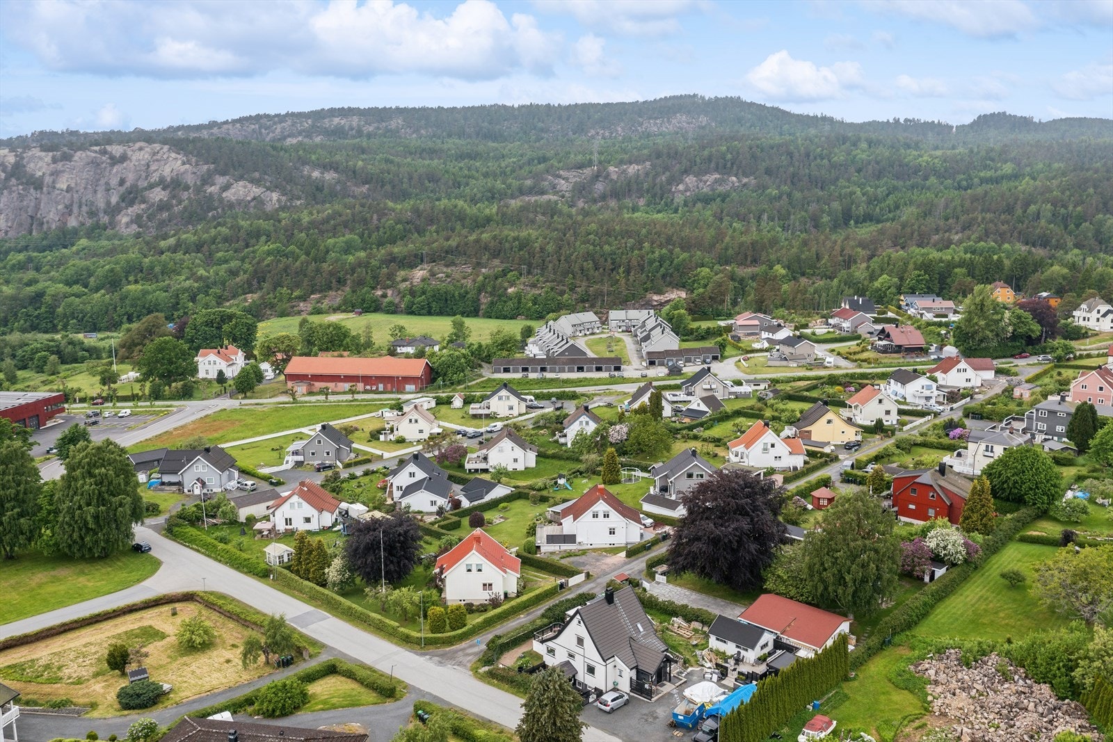 Tofte skole for 1.-7. trinn ligger kun fire minutters kjøretur fra boligen. Galleribilde