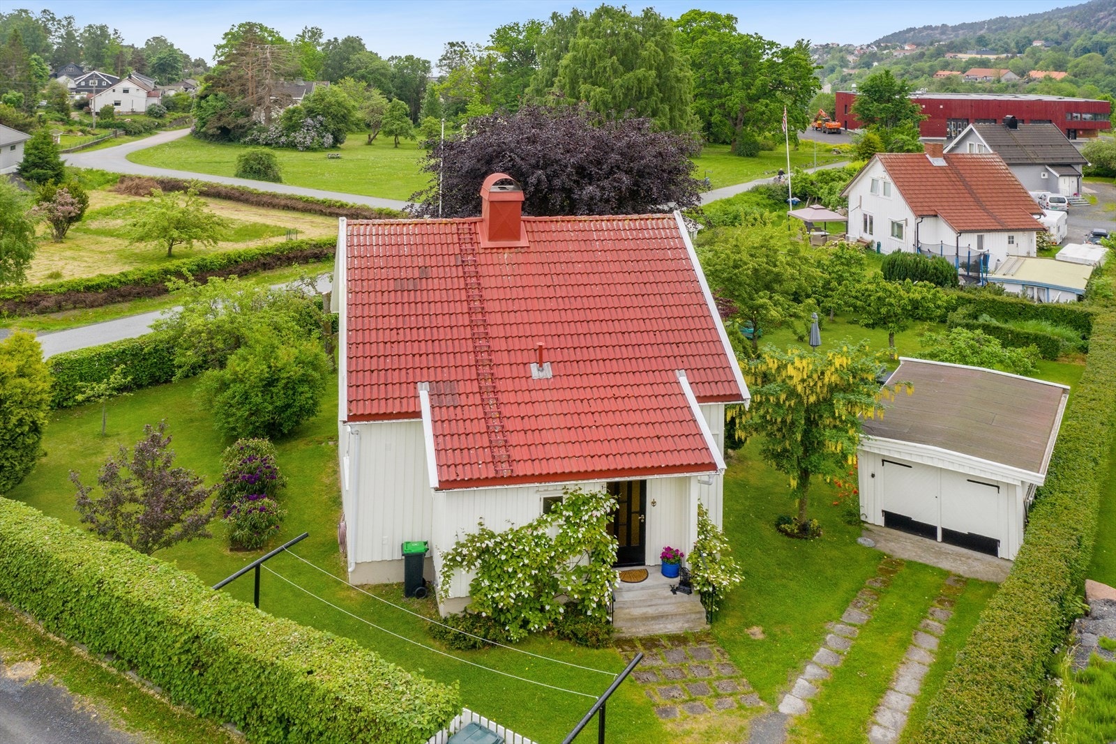 Enebolig fra 1952 med frittstående garasje og en nydelig hage som er pent opparbeidet og fremstår svært velstelt. Galleribilde