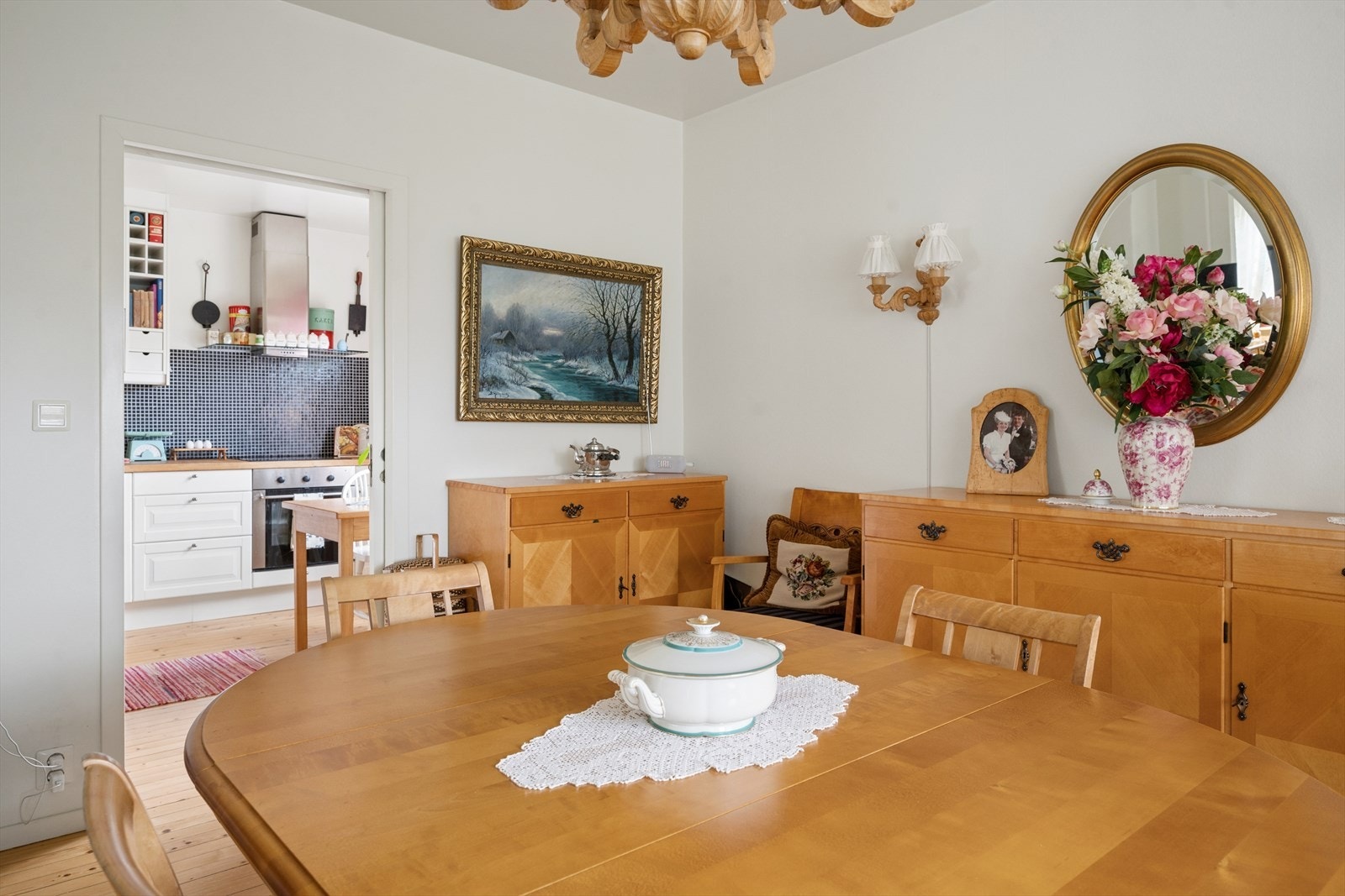 Fra spisestuen er det direkte tilknytning til kjøkkenet. Galleribilde
