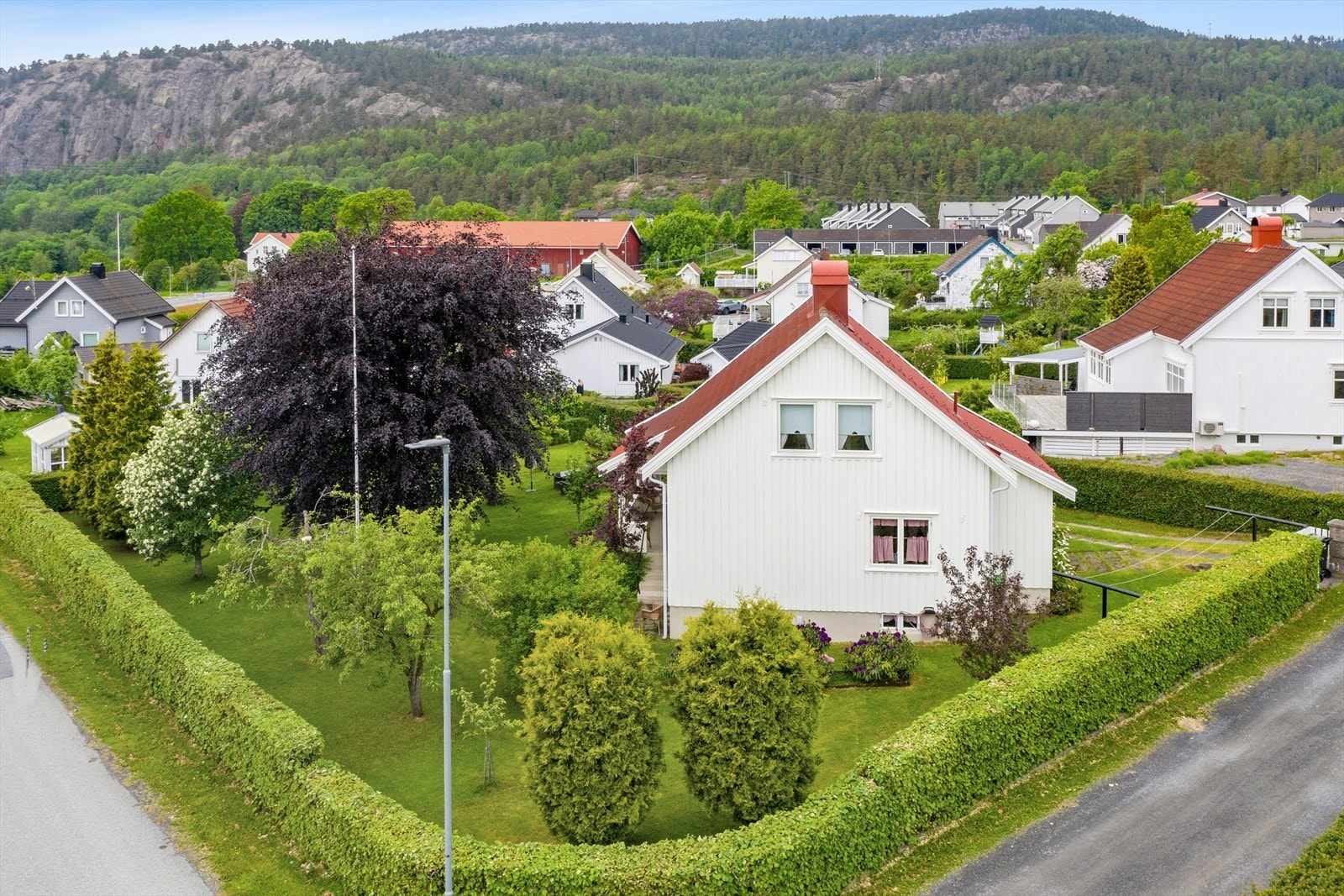 Eiendommen ligger i et etablert boligområde, hovedsakelig bestående av eneboliger. Galleribilde