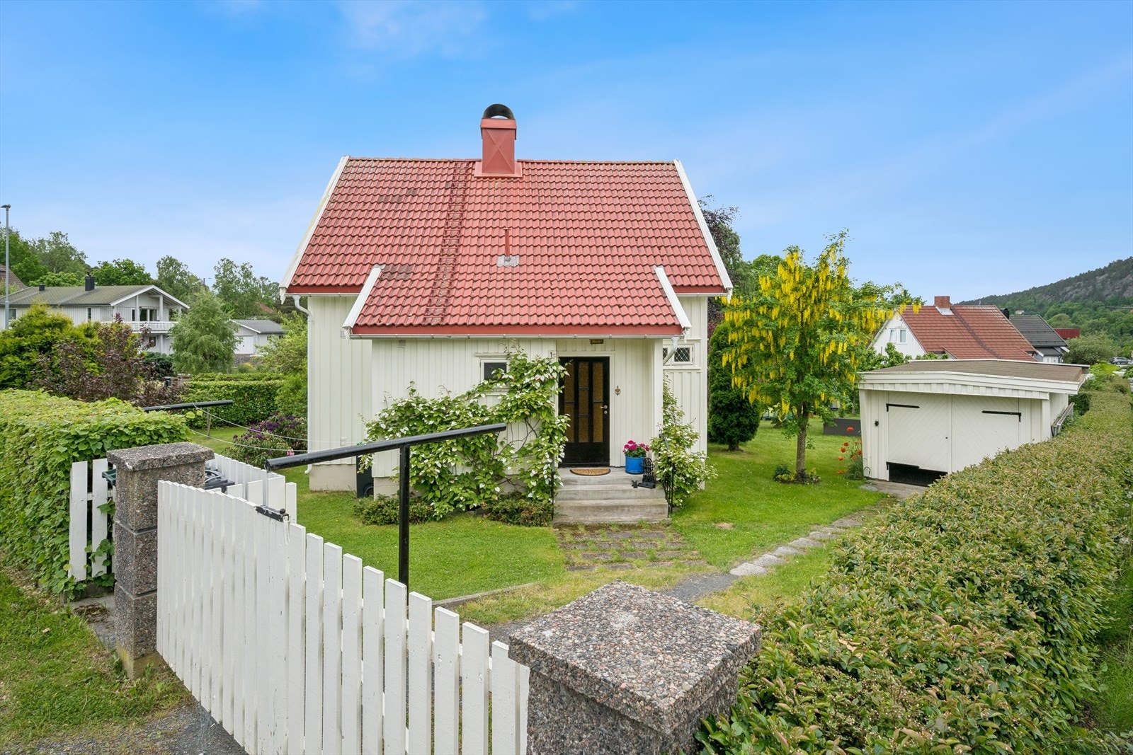 Frittstående garasje med innlagt lys og strøm, samt god lagringsplass. Galleribilde