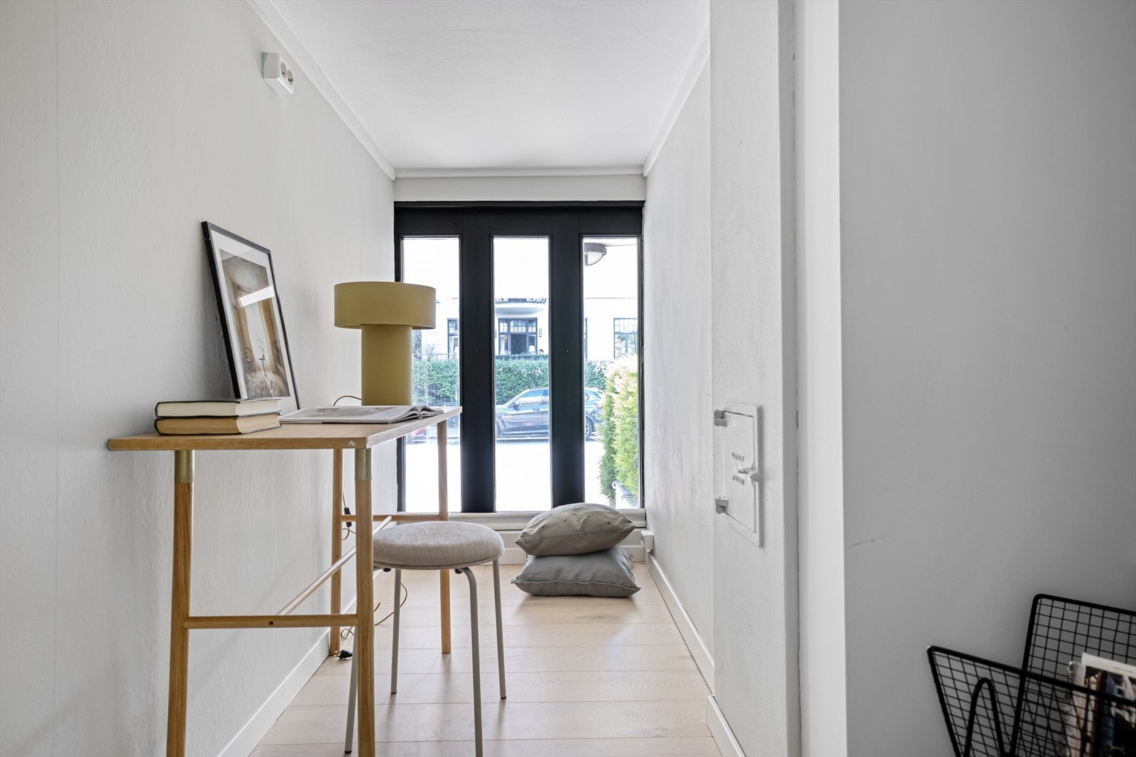 Innvendig bod med opplegg for vaskemaskin. Rommet kan brukes om walk-in, kontor eller bod Galleribilde