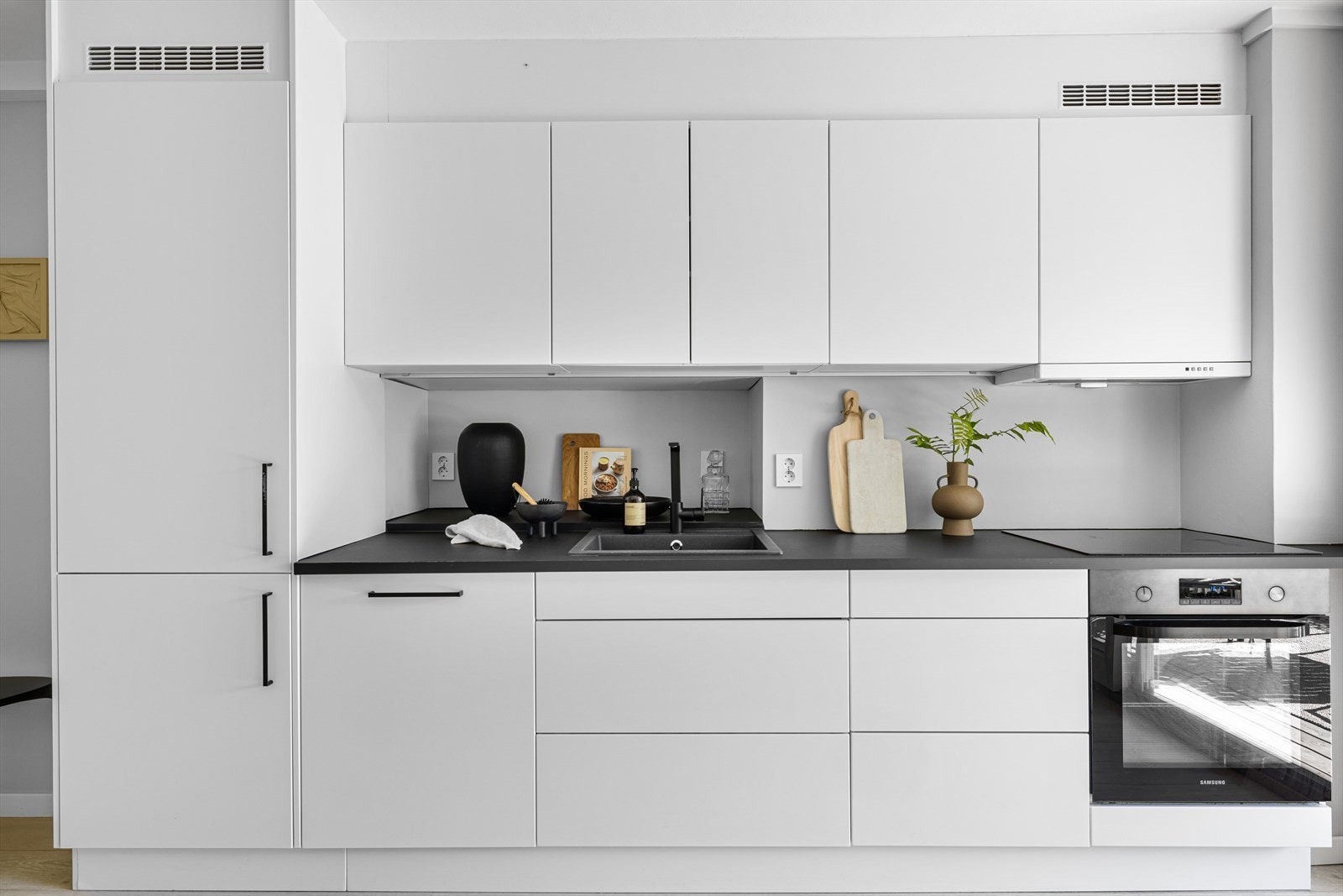 Kjøkkenet har en svært praktisk nisje / innhuk med flere stikkontakter til kaffemaskin, brødrister m.m. Galleribilde