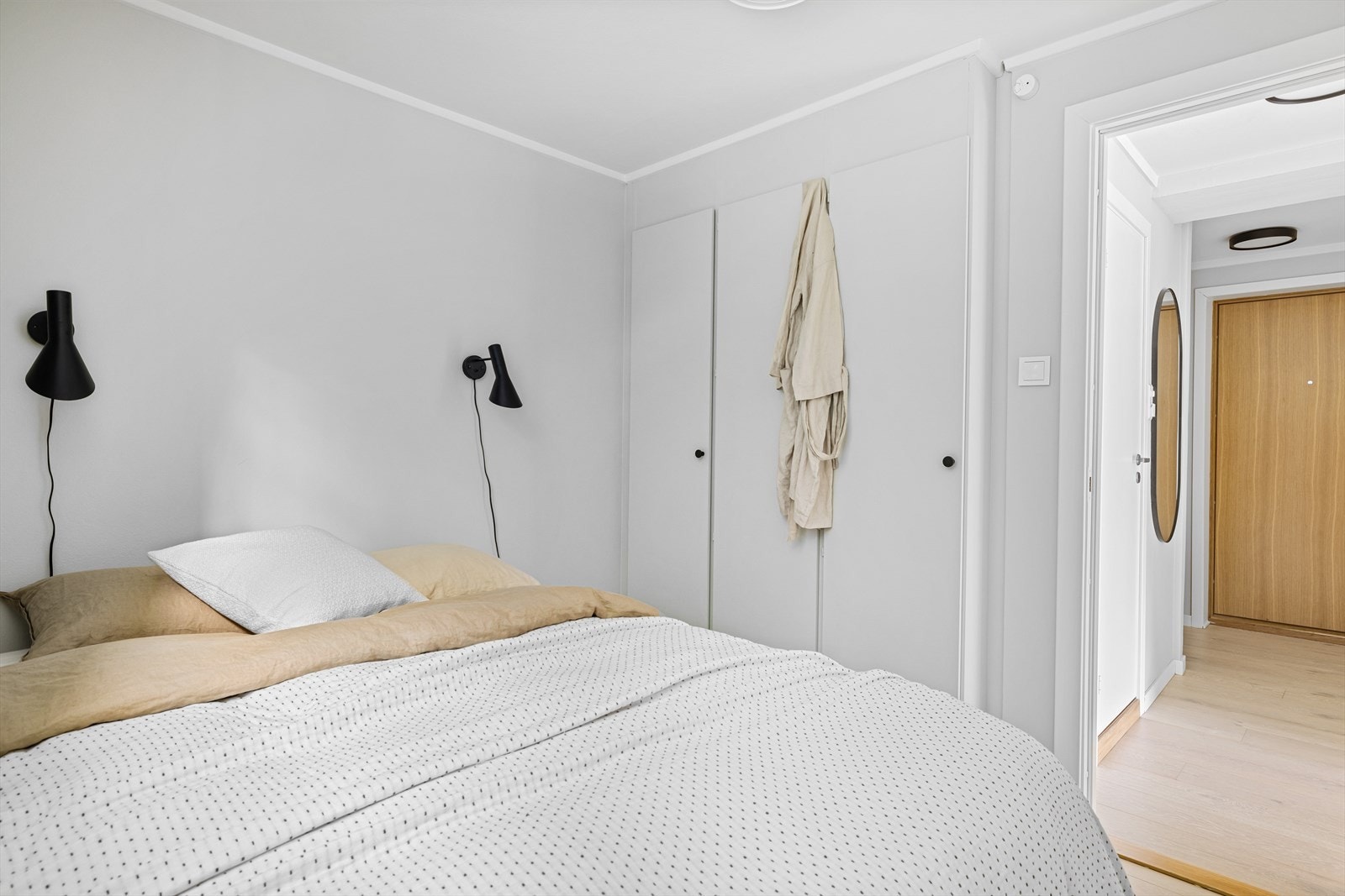 Praktisk, plassbygget garderobeskap med lagring fra gulv til tak Galleribilde