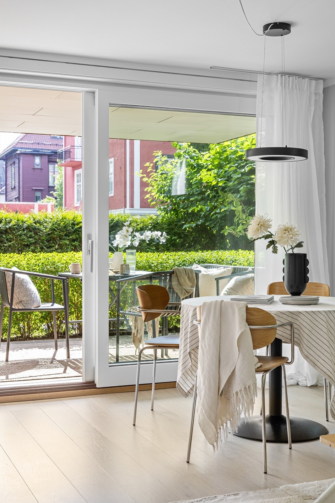 Hyggelig utsyn fra stuen mot meget populært, veletablert og fasjonabelt boligstrøk på Frogner Galleribilde