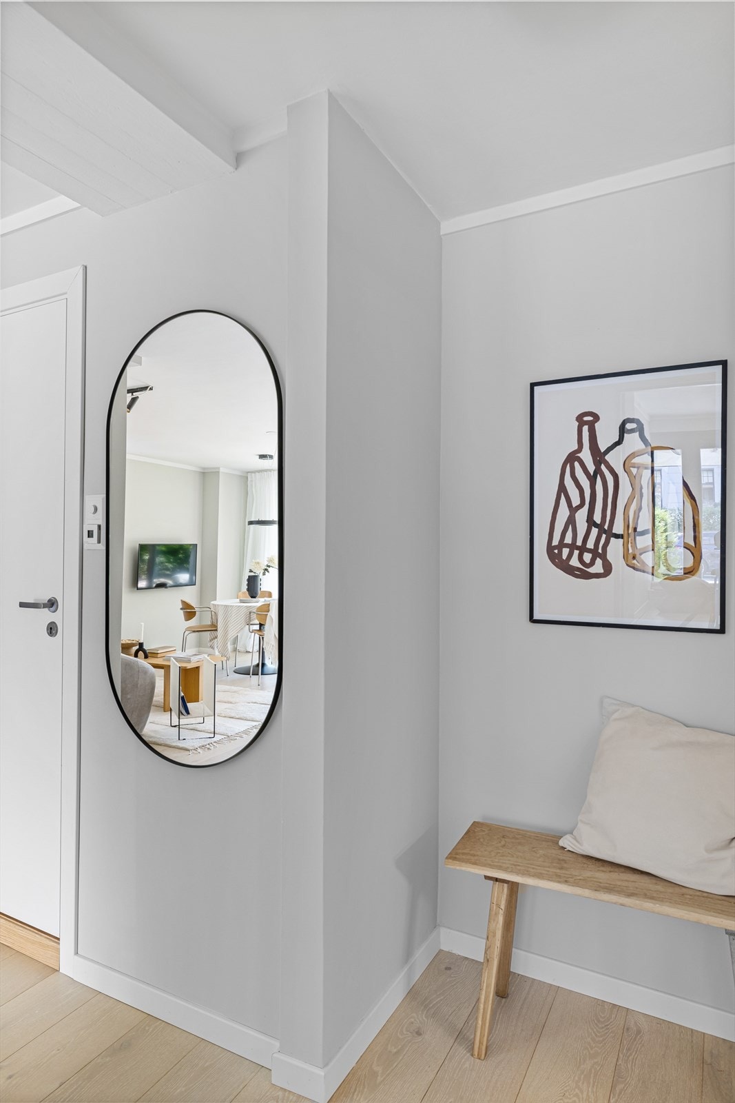 Innbydende entré med doorcalling og mulighet for å henge fra deg yttertøy Galleribilde