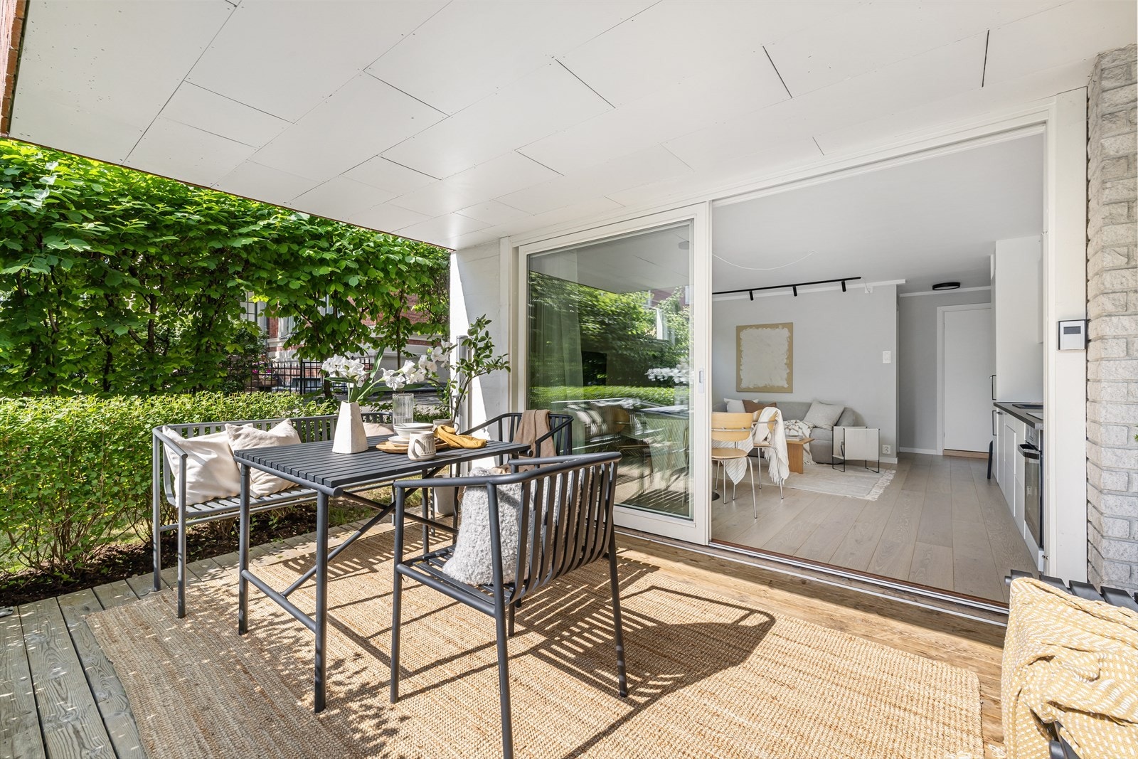 De store skyvedørene visker ut skillet mellom ute og inne på sommerstid og gir den 11m² store terrassen maks utnyttelse! Galleribilde
