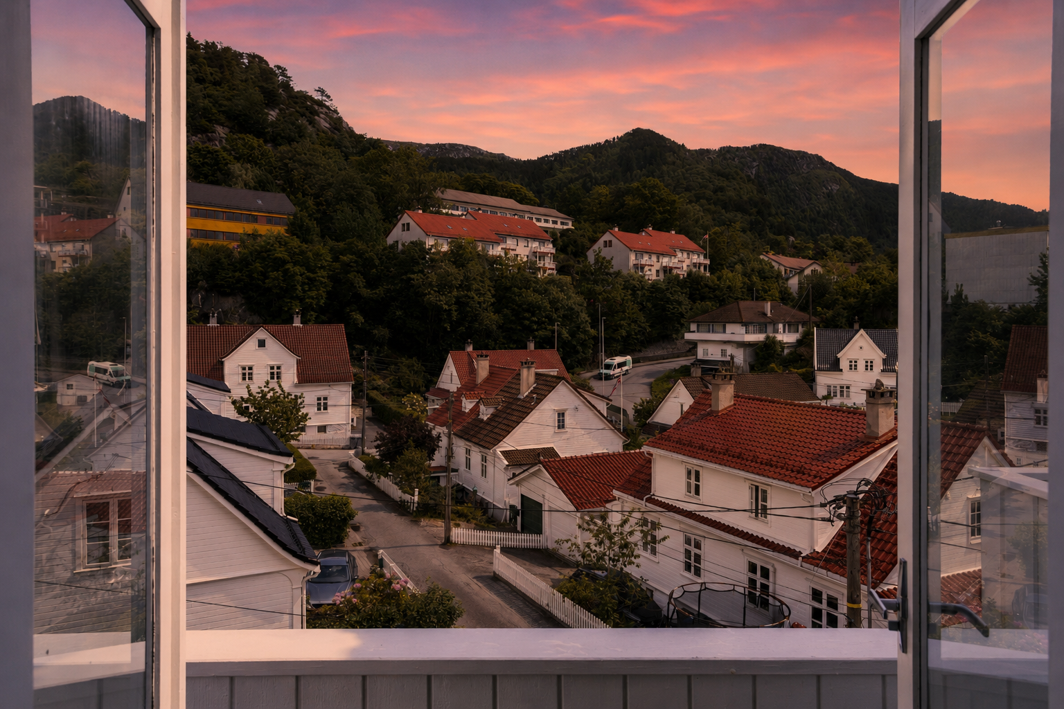 Selv om balkongen ikke har direkte kveldssol, kan kveldsstemningen her være svært idyllisk med rolig atmosfære og Sandvikens farger over bebyggelsen i nærområdet. Galleribilde