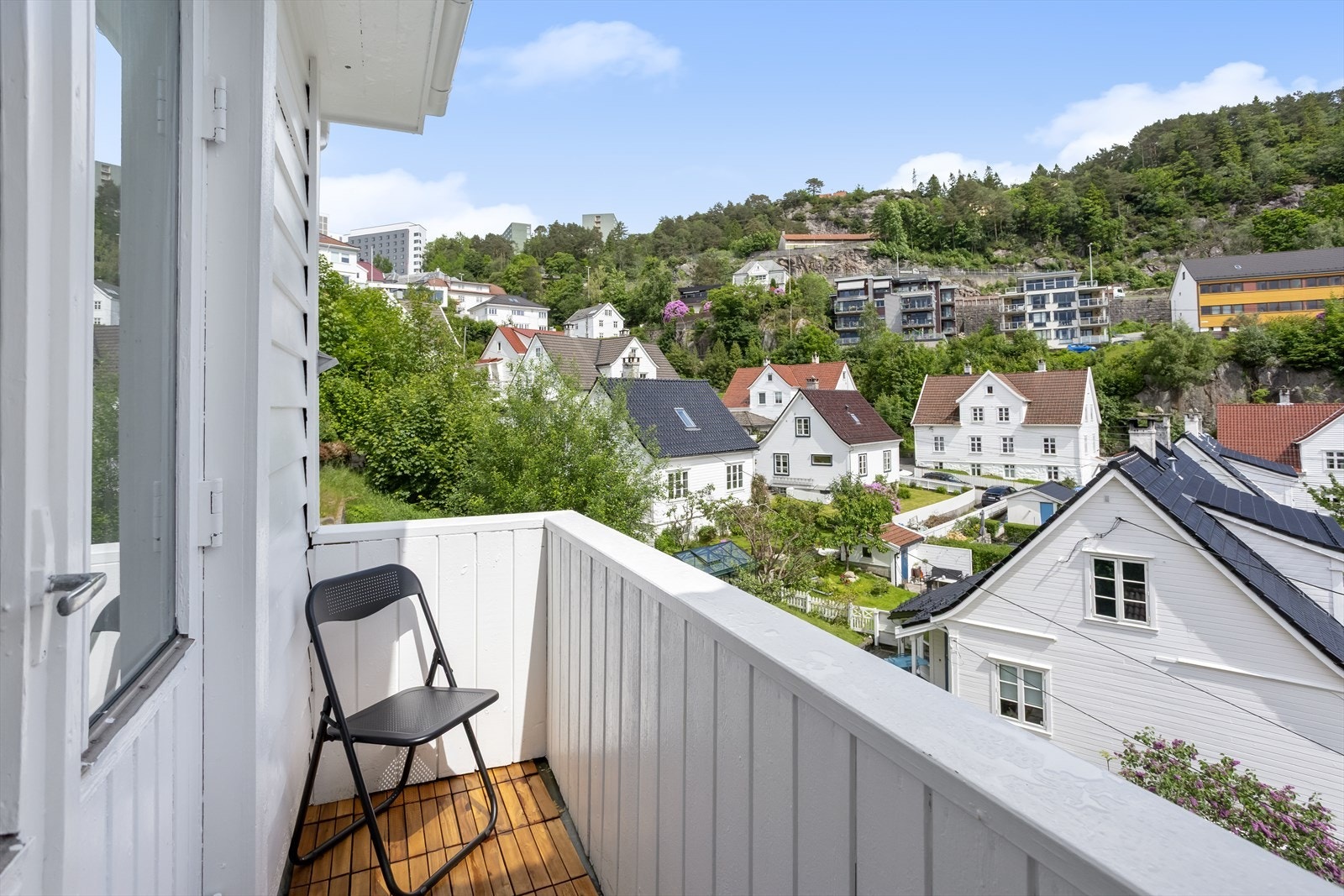 Her kan balkongen enkelt innredes med en liten sittegruppe, krukker og stemningsfull belysning. Galleribilde