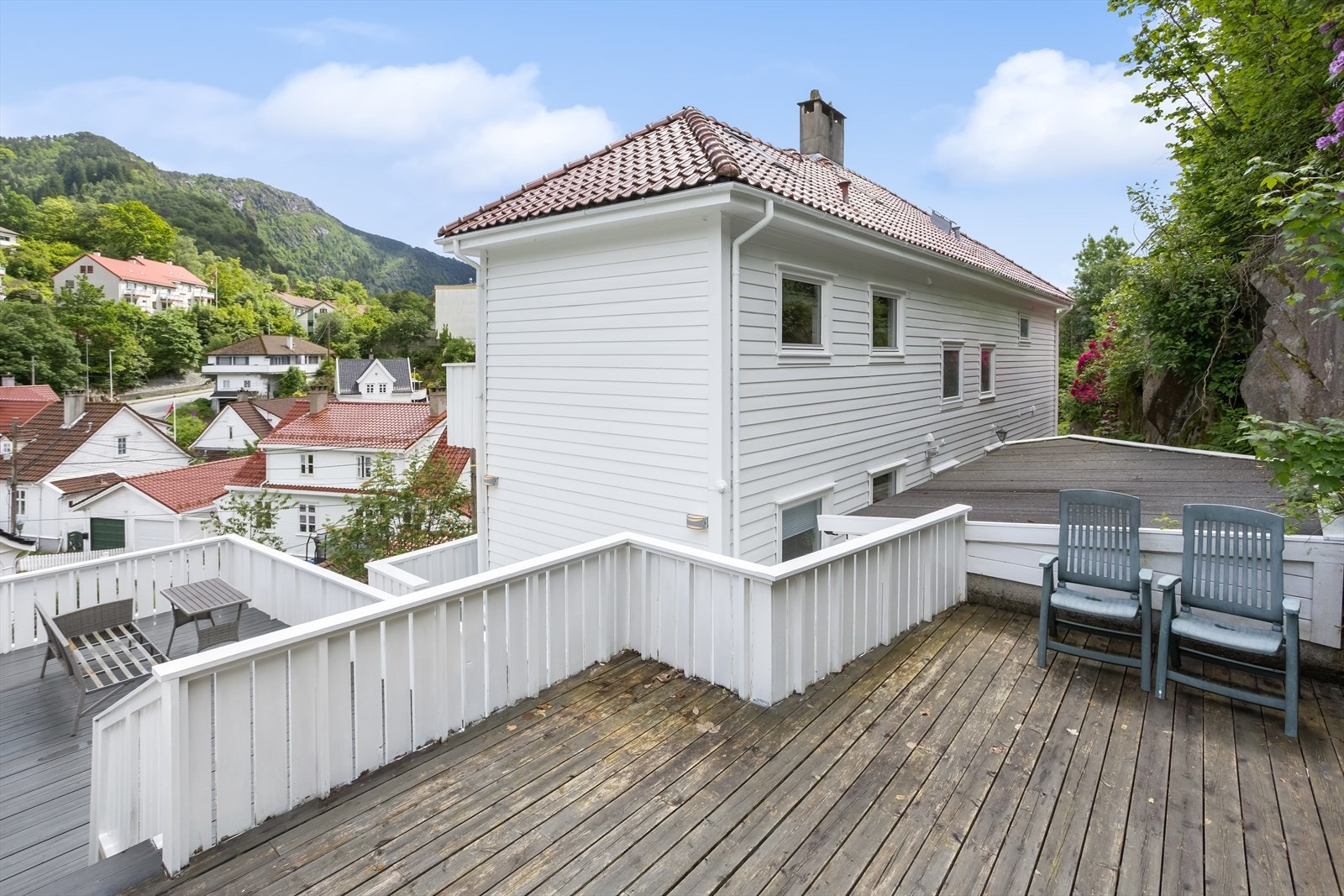 Leiligheten disponerer seksjonert tilleggsareal på fellesareal, herunder en større platting tilknyttet boligen. I tillegg medfølger praktisk utvendig bodløsning ved inngangspartiet. Galleribilde