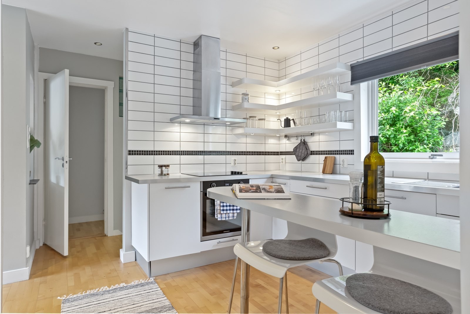 Praktisk barløsning ved kjøkkenet gir en sosial og effektiv spiseplass, perfekt for en rask frokost i hverdagen eller når man har flere gjester på besøk i stuen. Galleribilde