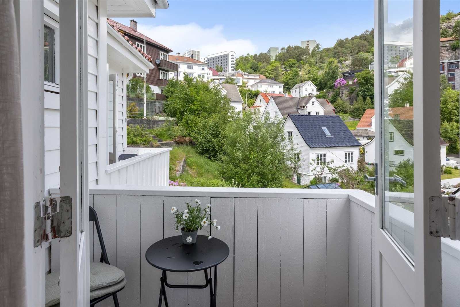 Doble balkongdører fra både stue og soverom gir rikelig med lysinnslipp og en naturlig overgang mellom inne- og uterom. Balkongene fungerer som en forlengelse av oppholdsrommene og er begge på ca. 2,5 m². Galleribilde