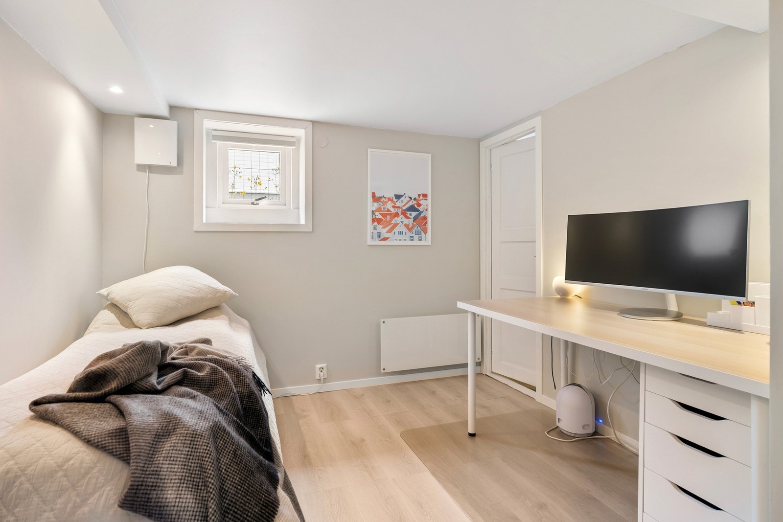 I kjelleren finner du et oppgradert gjesterom/kontor med nytt gulv, lettvegg og gulvvarme - et fleksibelt rom som kan tilpasses ulike behov. Galleribilde