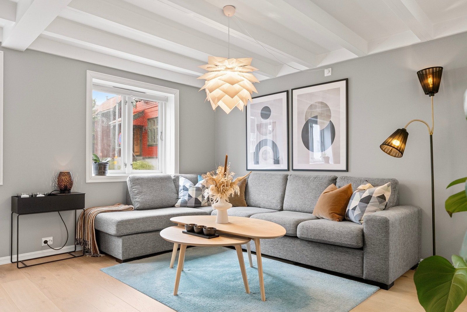 Stuen er lys og innbydende med fleksible møbleringsmuligheter og en behagelig atmosfære for både hverdagsliv og sosiale sammenkomster. Galleribilde