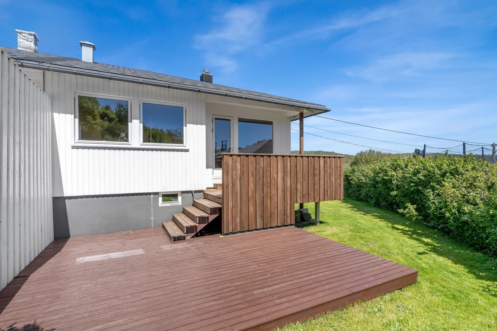Fra stuen er det adkomst til terrasse med videre adkomst til skjermet markterrasse og hage. Galleribilde
