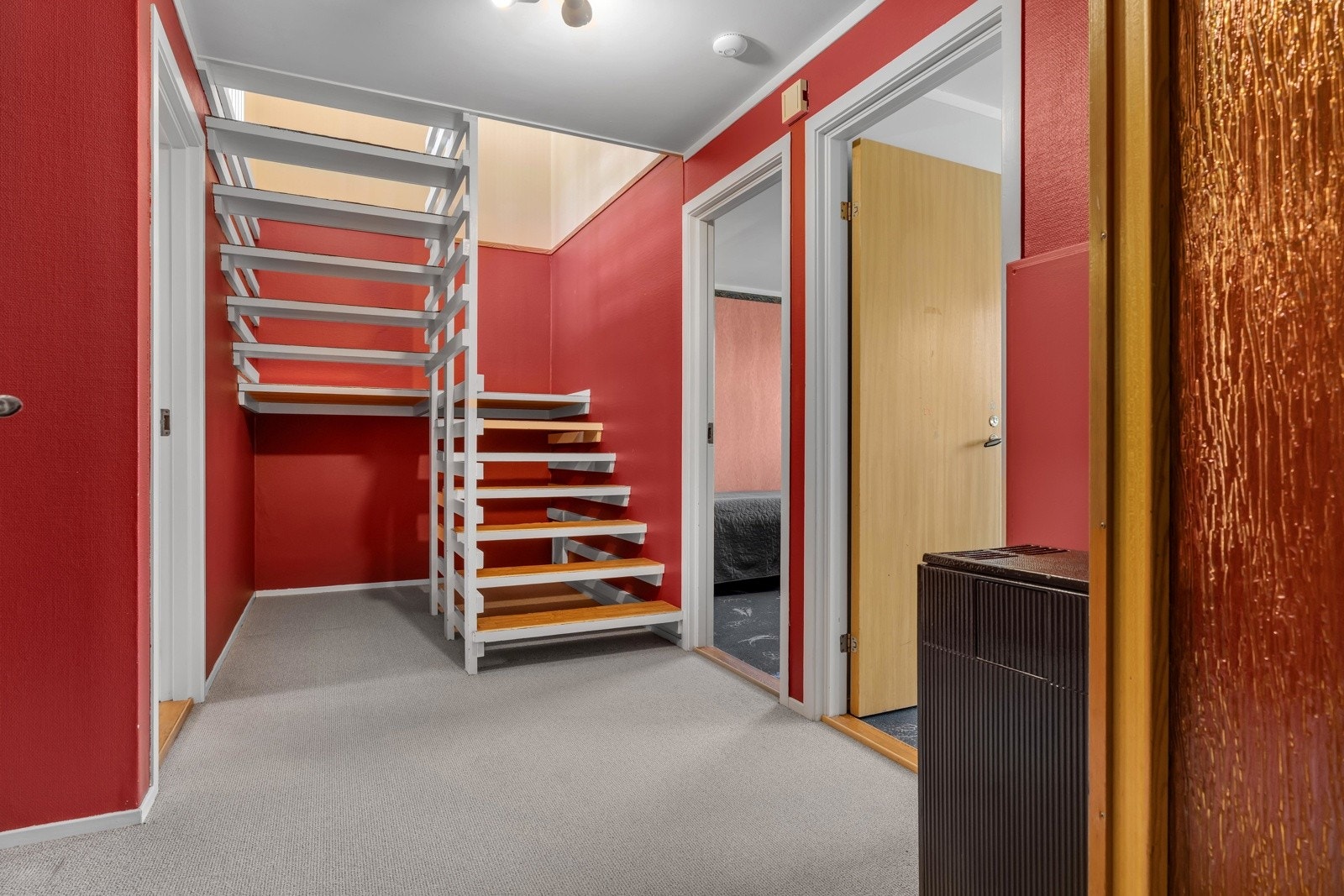 Hàllen er romslig med plass til oppbevaring under trappen og har inngang til bad og to soverom. Galleribilde