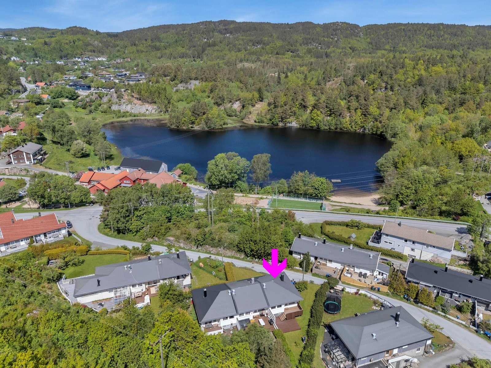 Boligen har sentral og flott beliggenhet nær Frøyslandstjønna som er opparbeidet med både sandstrand, sandvollybane og ballbinge. Galleribilde