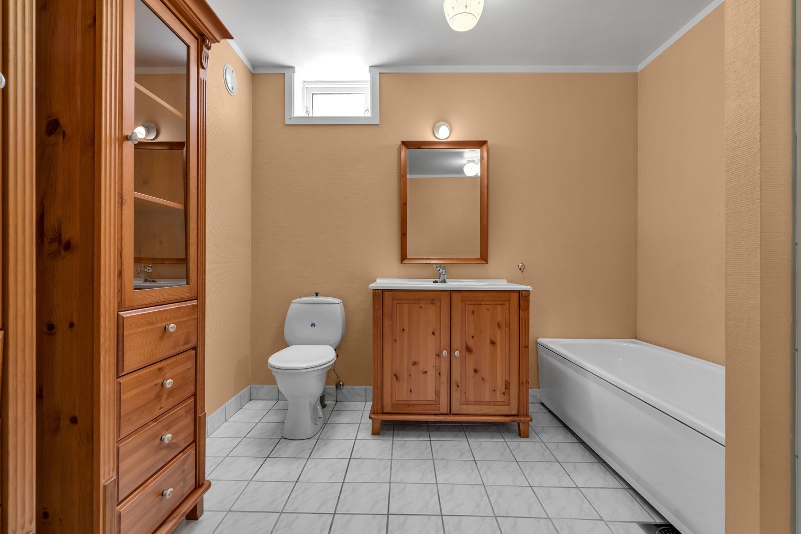 Badet har innredning med skuffer- og skapplass. Galleribilde