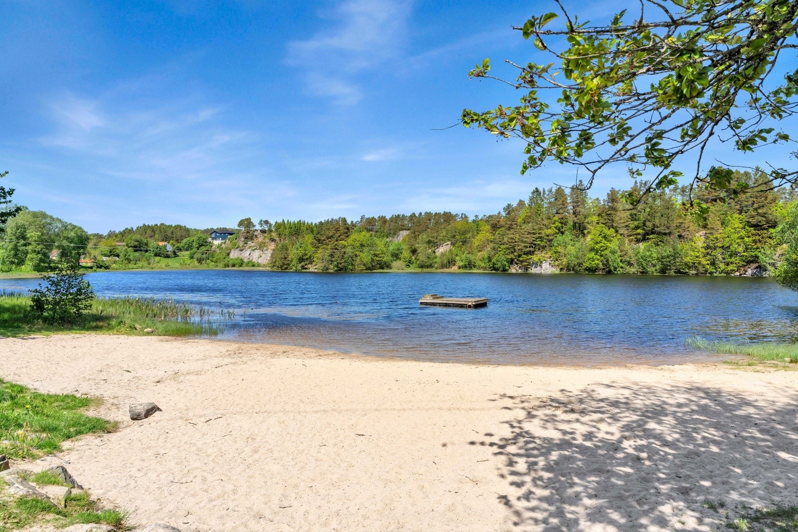 Gode bademuligheter med sandstrand og innlandsvann rett i nærheten. Galleribilde
