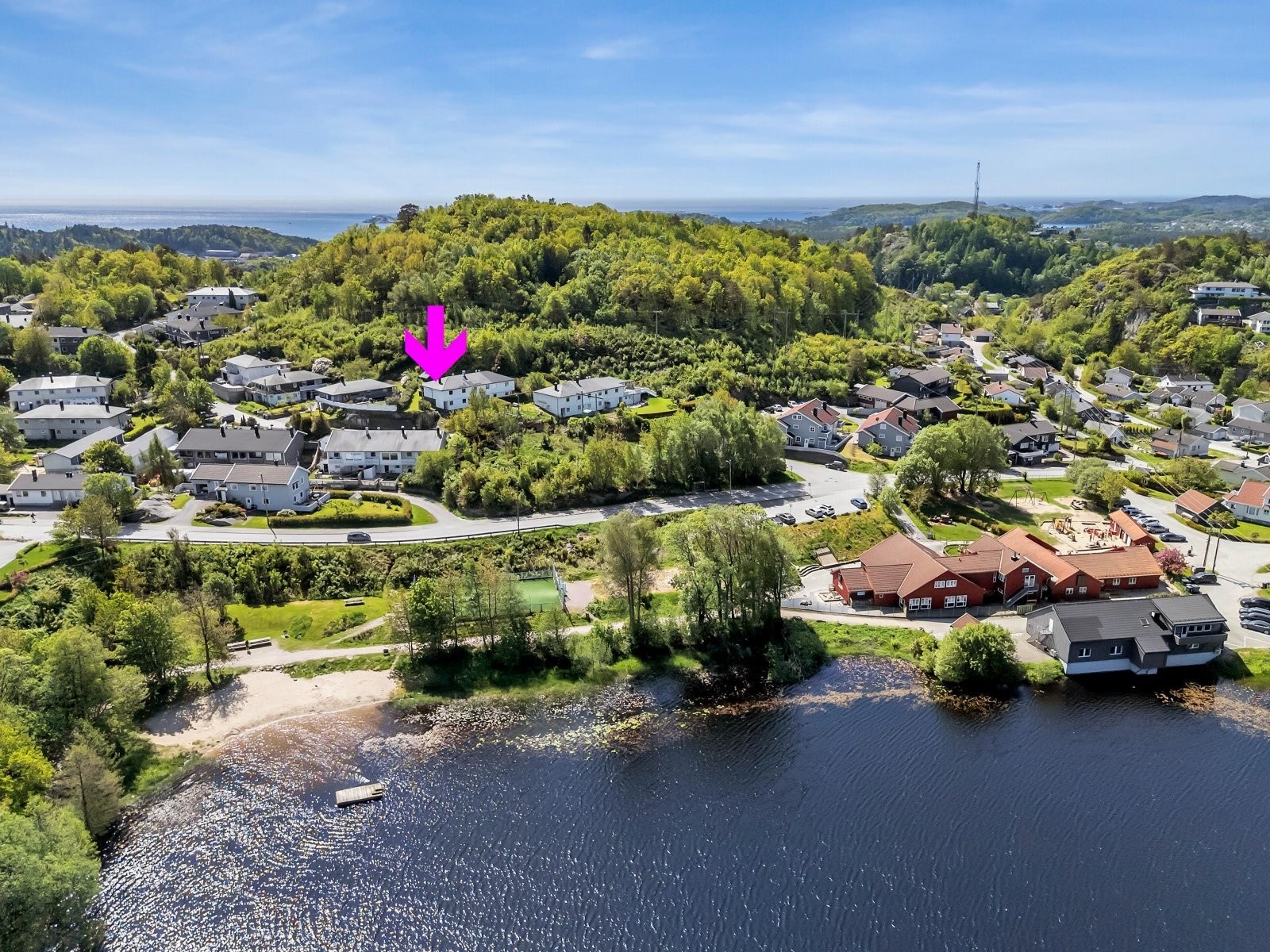 Boligen har en sentral beliggenhet nær barnehage, ballbinge, strand og turområde. Gåavstand til skoler og dagligvarebutikk. Galleribilde