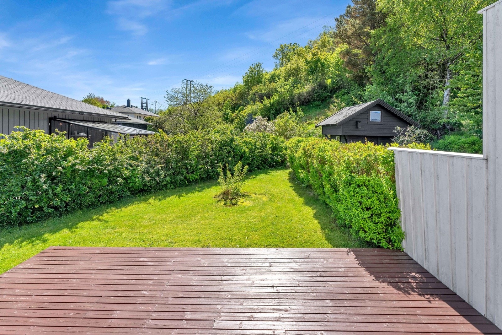 På terrassene kan man nyte sola i grønne, fine omgivelser. Galleribilde