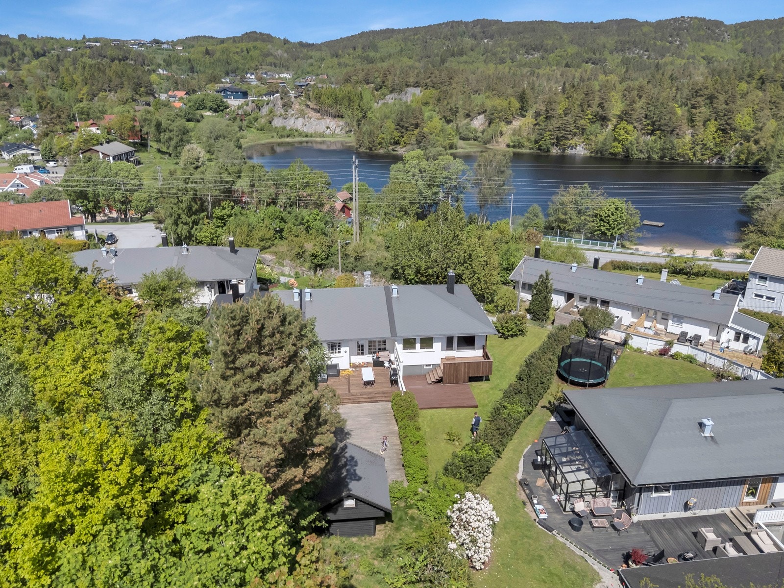 Boligen ligger i et rolig og familievennlig område på Frøysland med nærhet til skole, barnehage, butikk og flotte aktivitets- og turområder. Galleribilde