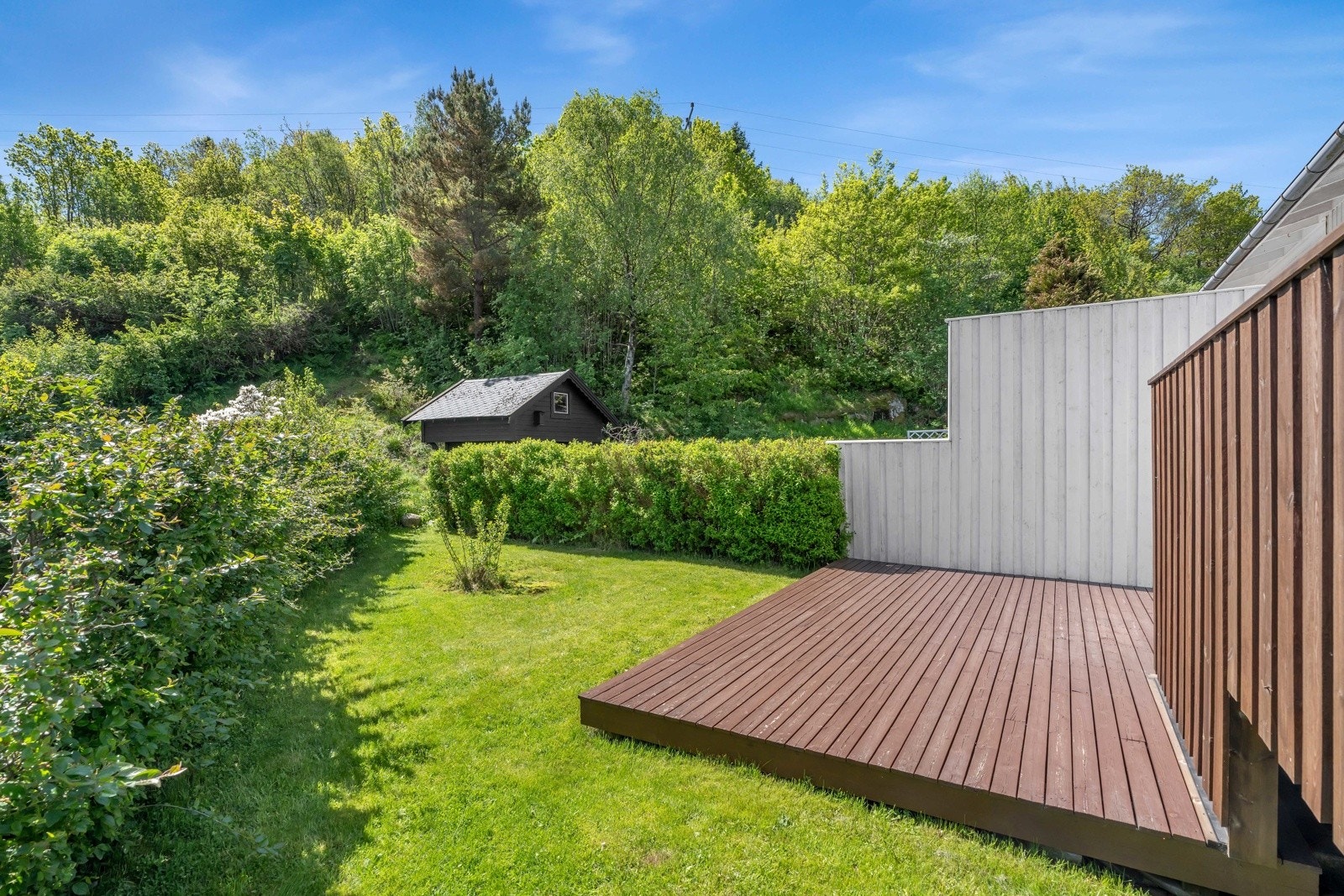 I forbindelse med terrassen har boligen en skjermet markterrasse med plass til sittesone. Galleribilde