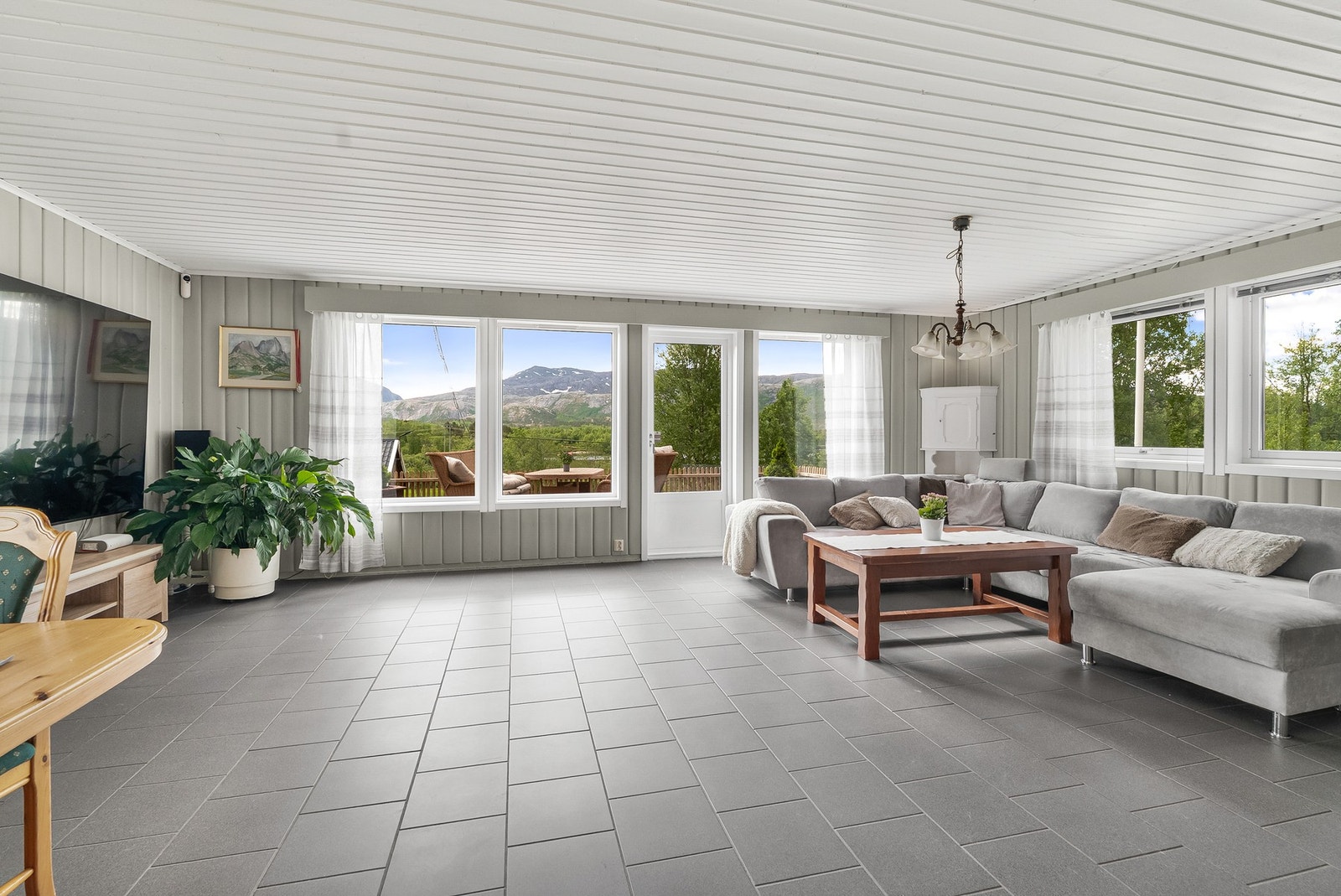 Fra stuen er det direkte utgang til en stor sørvendt terrasse på cirka 35 m² og hage. Galleribilde