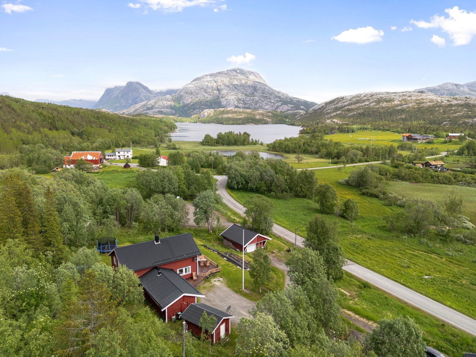 Eiendommen ligger i idylliske og naturskjønne omgivelser ved Vatnvatnet. Galleribilde