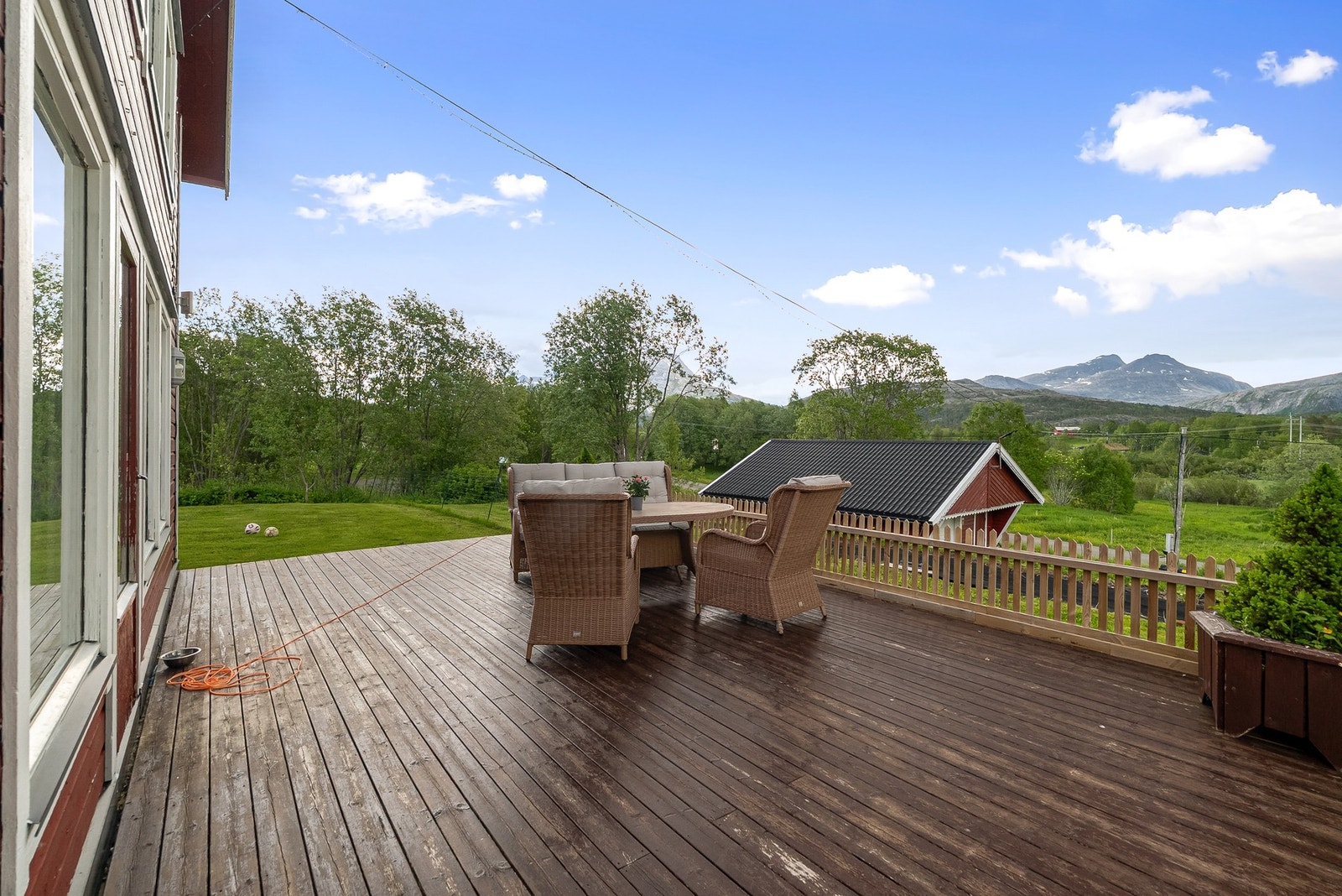 Terrasse med gode solforhold og nedgang til hage. Galleribilde