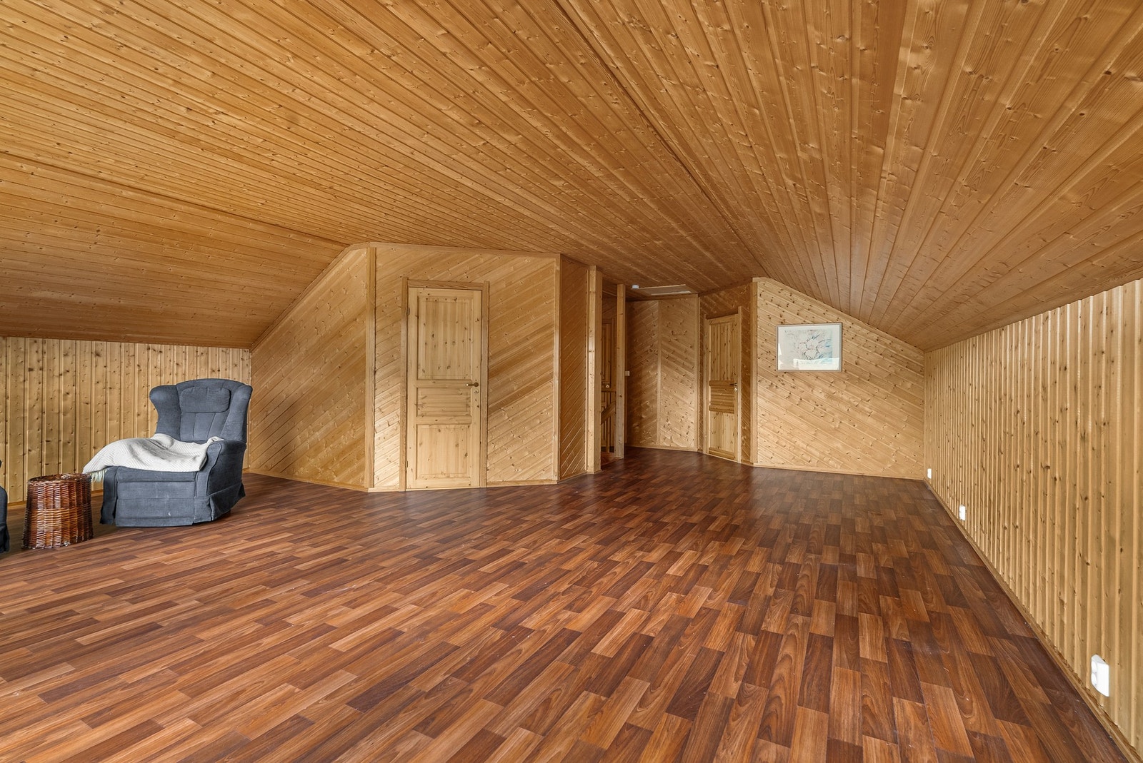 Stor og åpen loftstue i 2. etasje med mange bruksmuligheter. Bod etablert. Galleribilde