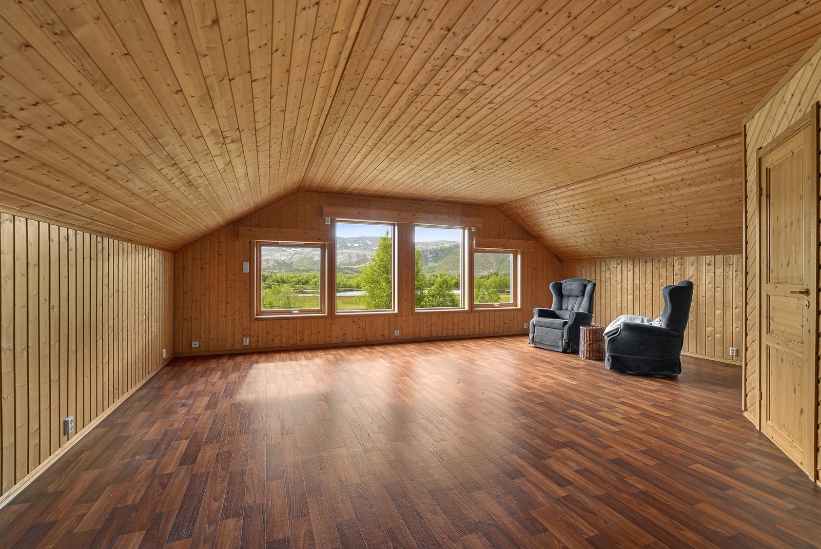 Meget flott loftstue med nydelig utsikt og god plass til ønsket møblement. Galleribilde